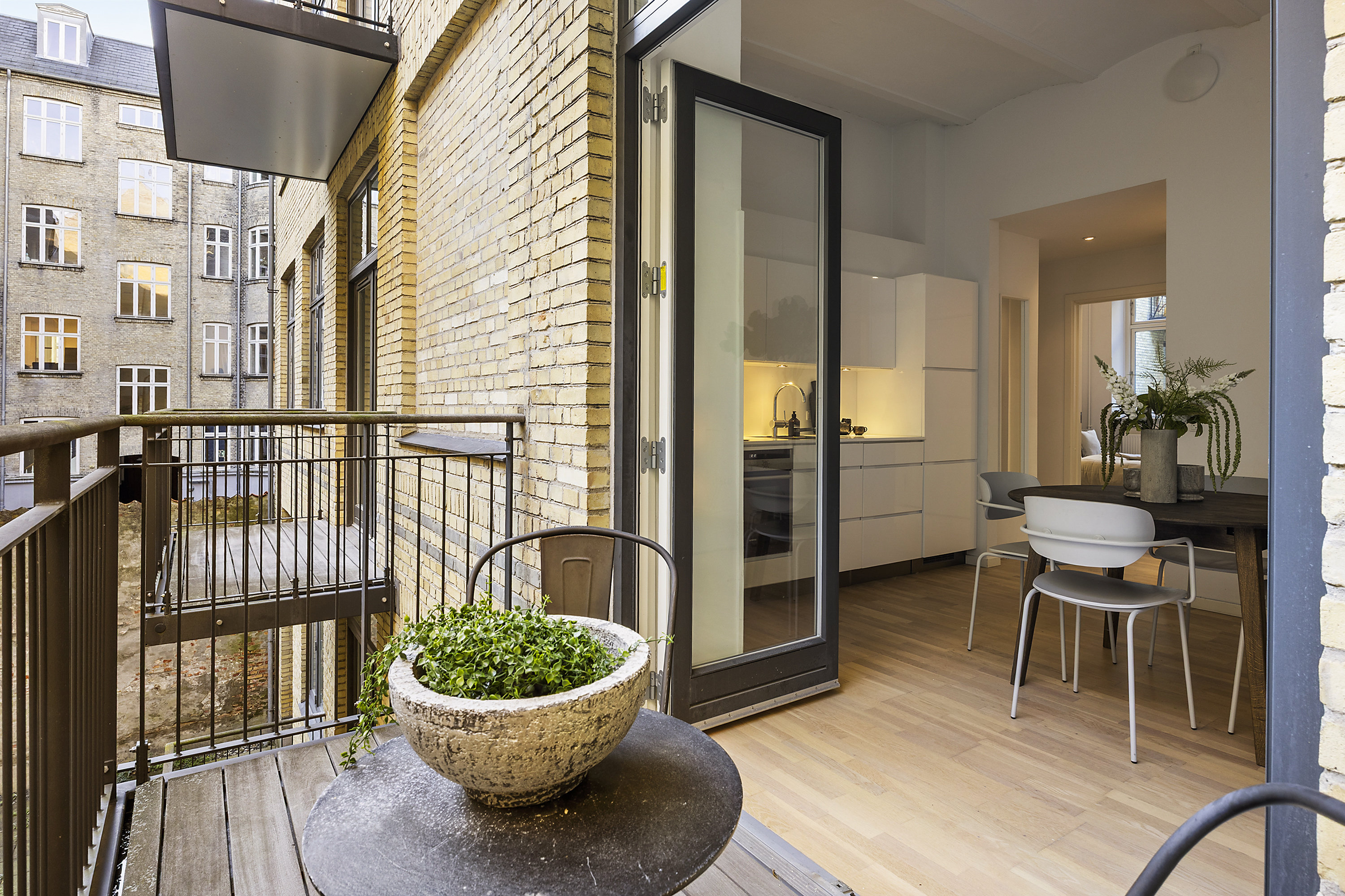 Miniaturebillede 2: altan. Billede af Linnésgade 22D, 1. tv., 1361 København K