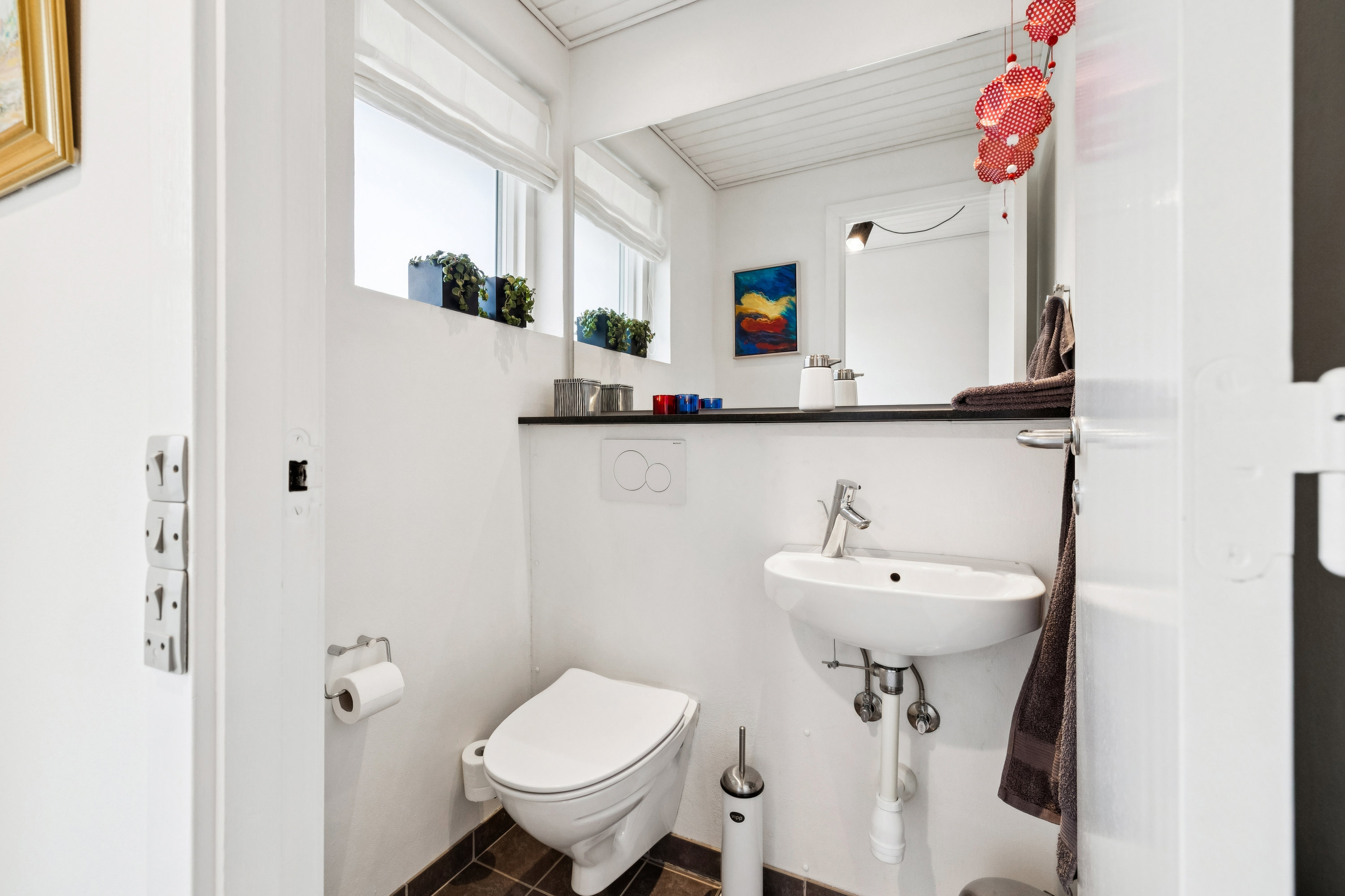 Fremhævet gæstetoilet billede i fuldskærmstilstand. Billede af Ludvig Holbergs Vej 8, 8660 Skanderborg