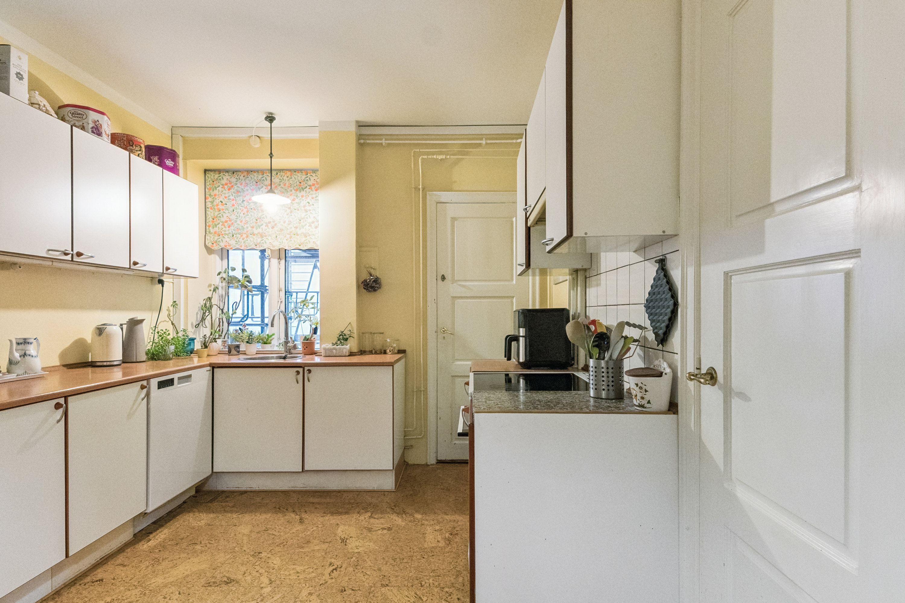 Fremhævet køkken billede i fuldskærmstilstand. Billede af Lange-Müllers Gade 22, 1. tv., 2100 København Ø