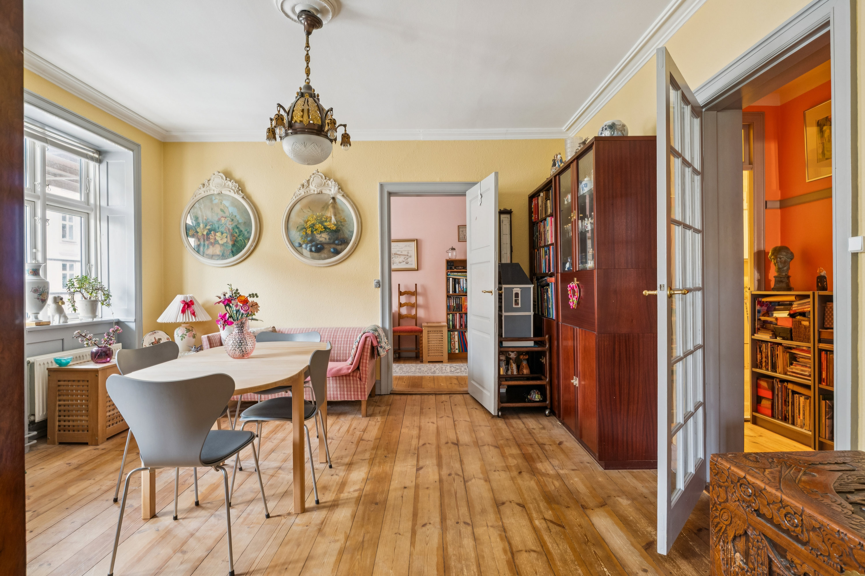 Fremhævet stue billede i fuldskærmstilstand. Billede af Lange-Müllers Gade 22, 1. tv., 2100 København Ø