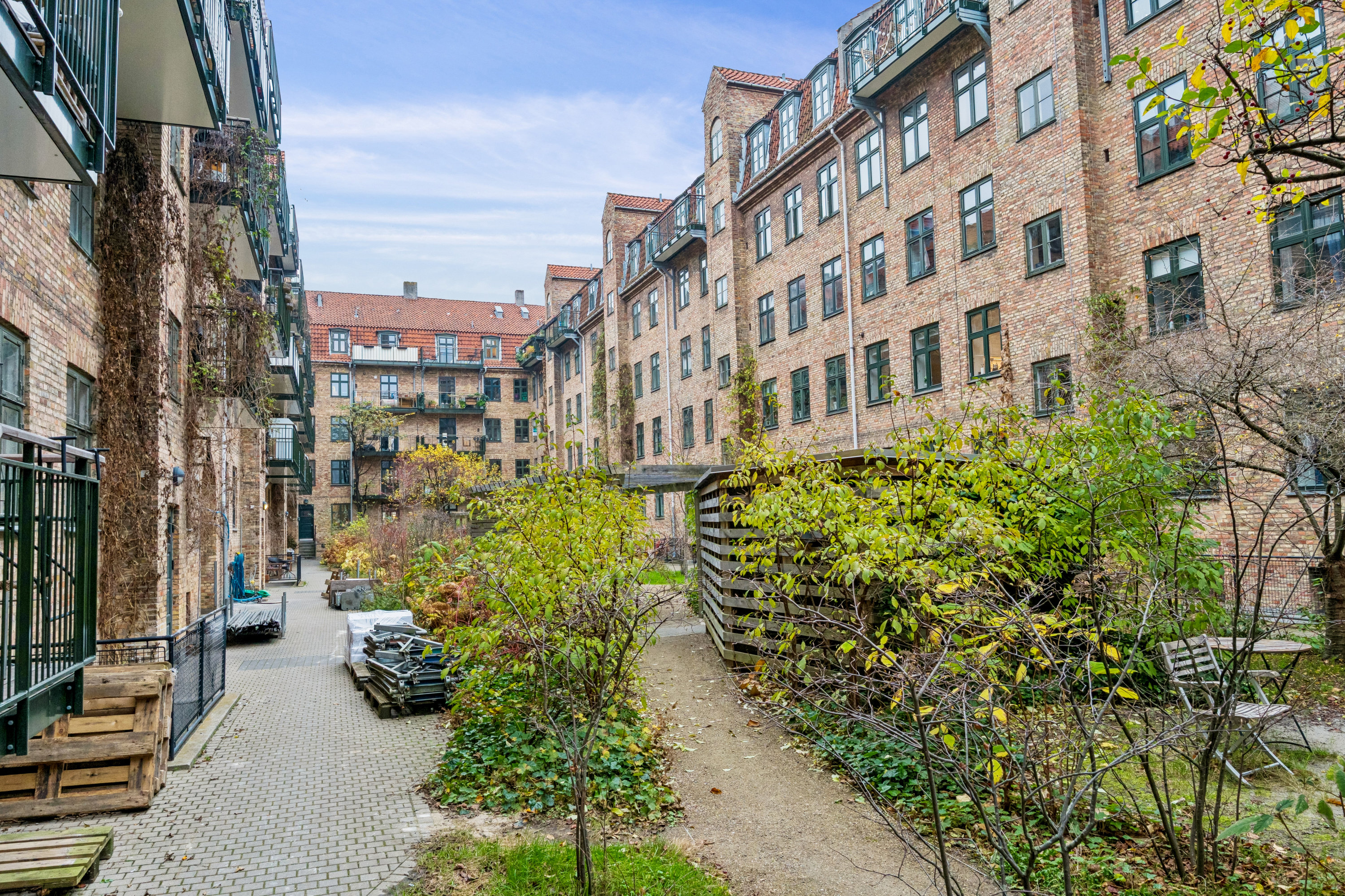 Fremhævet gårdmiljø billede i fuldskærmstilstand. Billede af Lange-Müllers Gade 22, 1. tv., 2100 København Ø