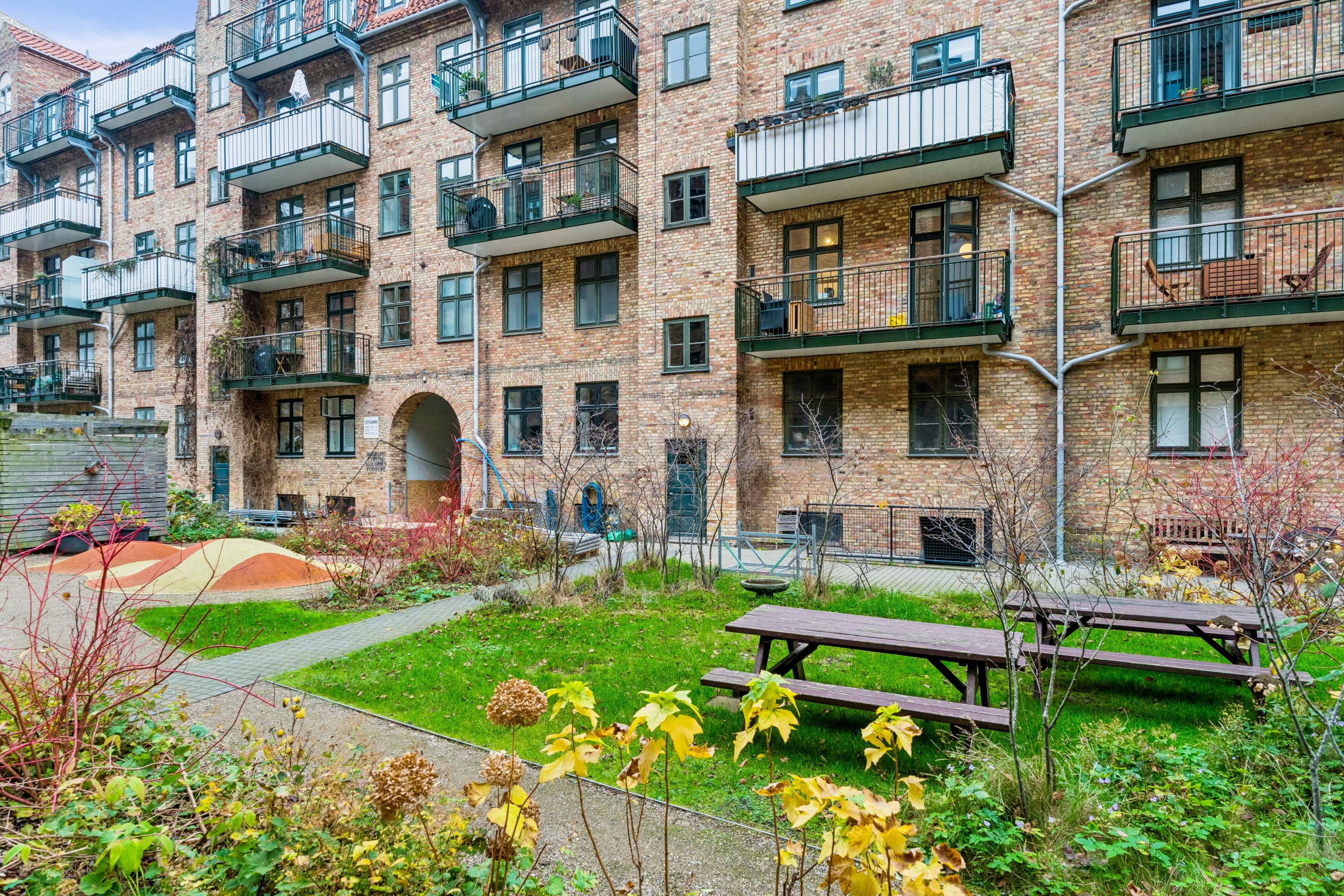 Fremhævet andet billede i fuldskærmstilstand. Billede af Lange-Müllers Gade 22, 1. tv., 2100 København Ø