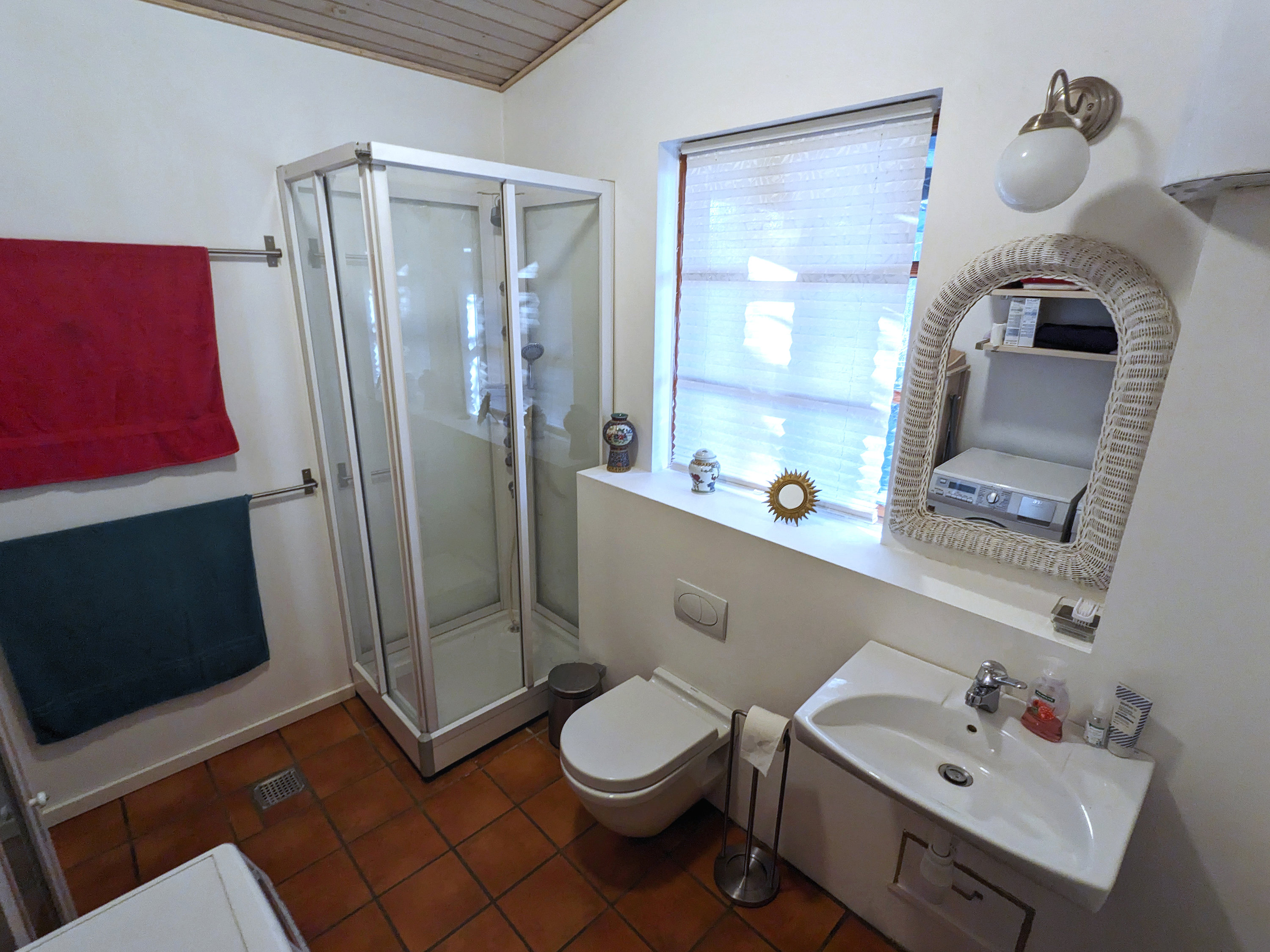 Fremhævet badeværelse anneks billede i fuldskærmstilstand. Billede af Holmenevej 25, Holmene, 3140 Ålsgårde