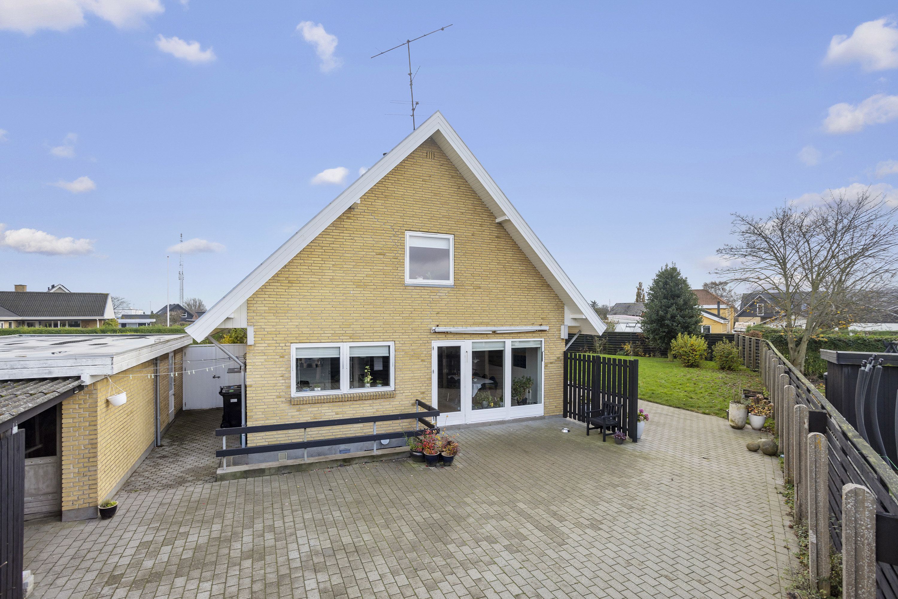 Fremhævet facade billede i fuldskærmstilstand. Billede af Uranienborgvej 18, 9900 Frederikshavn