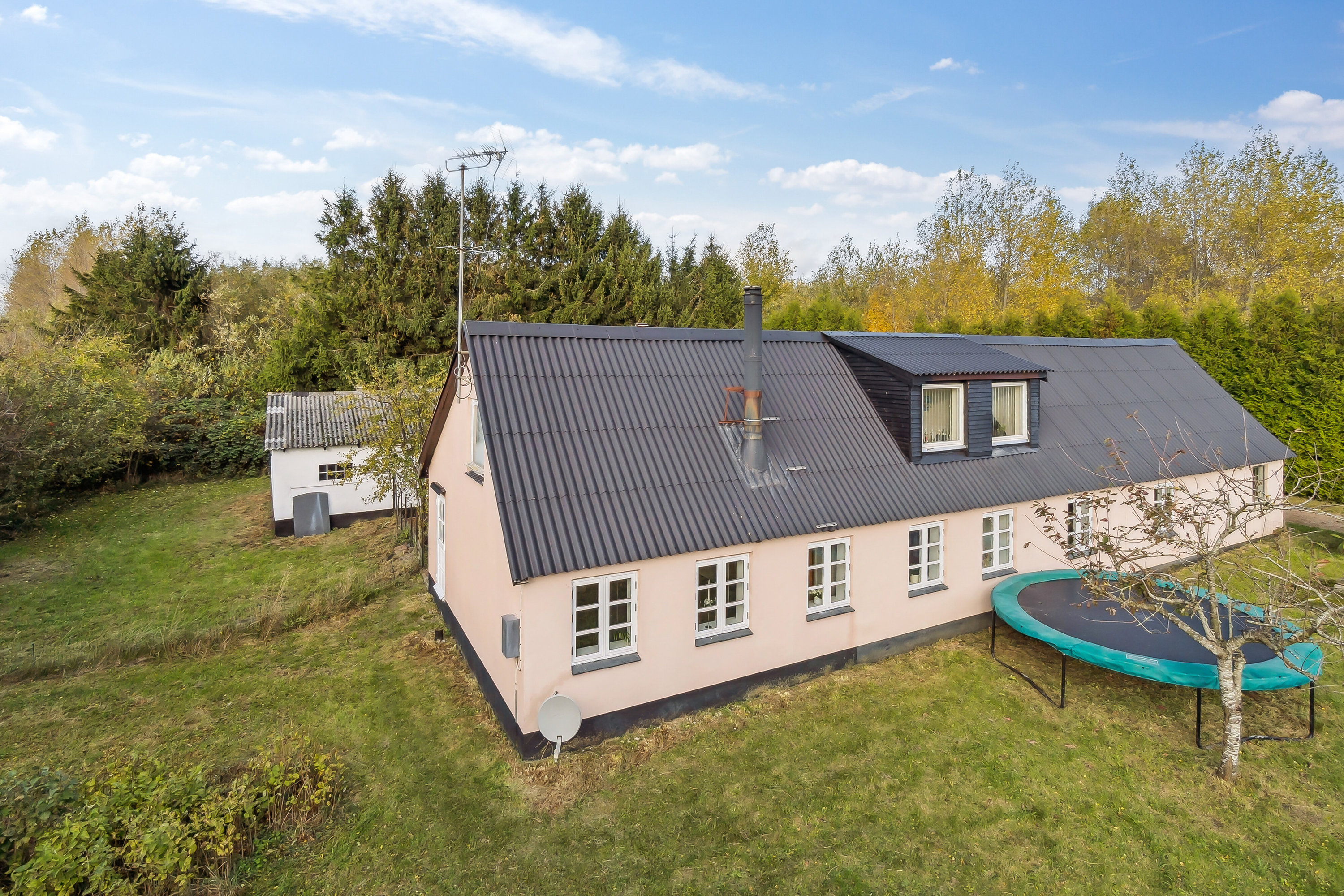 Landejendom: Set fra haven på Rømeregårdsvej 27, Aarsballe, 3700 Rønne