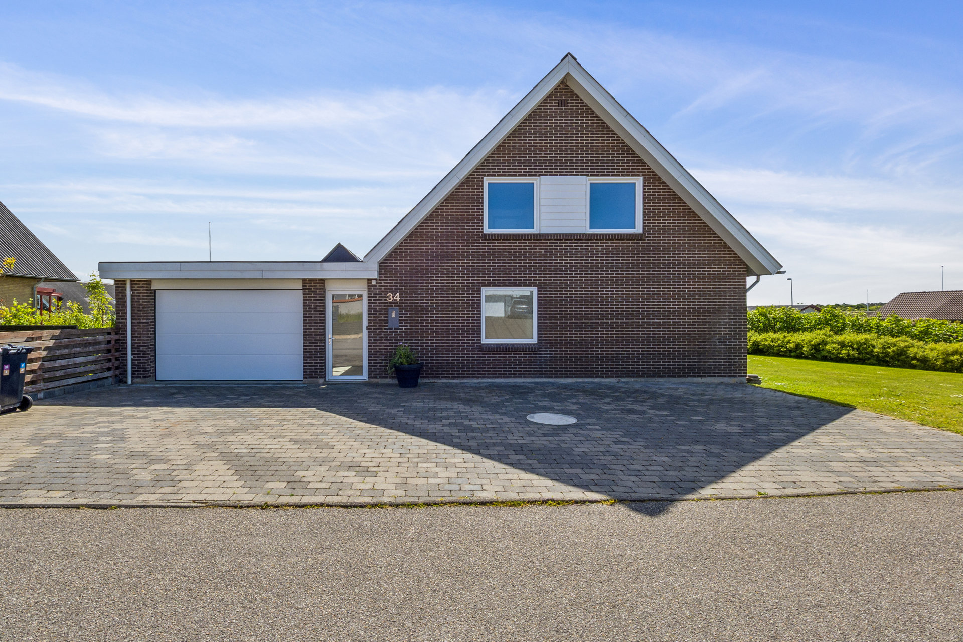 Fremhævet huset set fra vejen billede i fuldskærmstilstand. Billede af Havremarken 34, 7730 Hanstholm