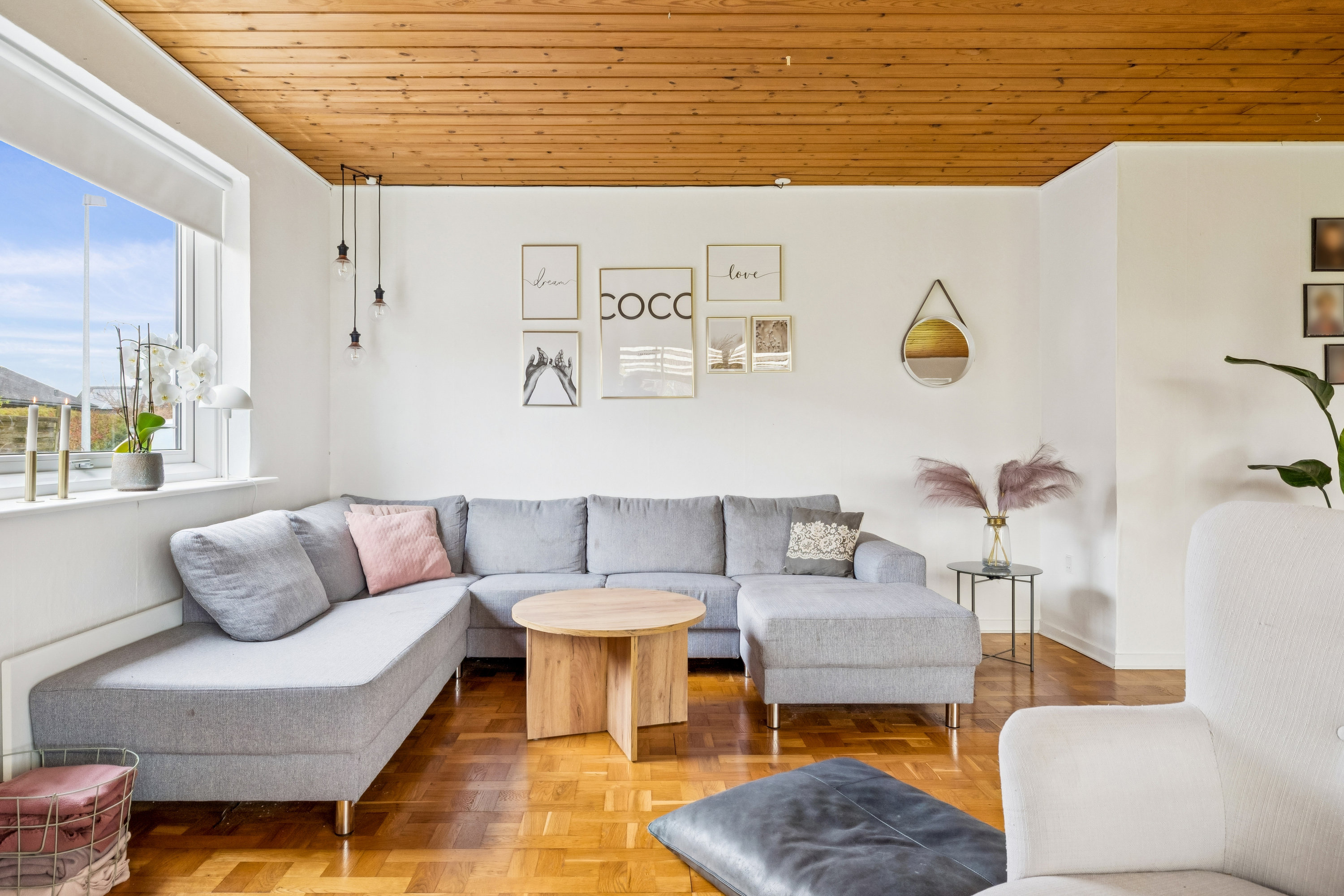 Fremhævet stue billede i fuldskærmstilstand. Billede af Stenløkkeparken 14, Hylke, 8660 Skanderborg