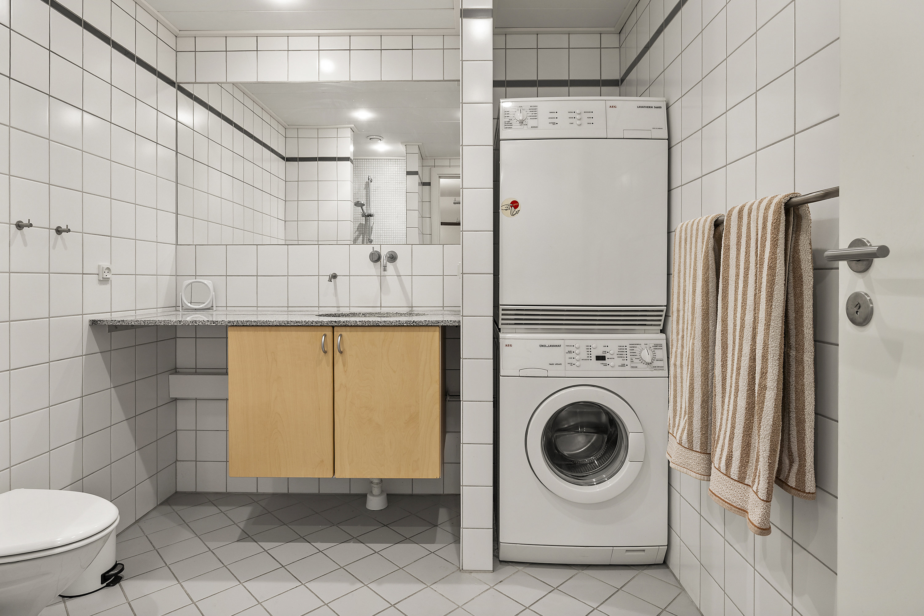 Fremhævet badeværelse billede i fuldskærmstilstand. Billede af Overgaden Neden Vandet 1B, 2. th., 1414 København K