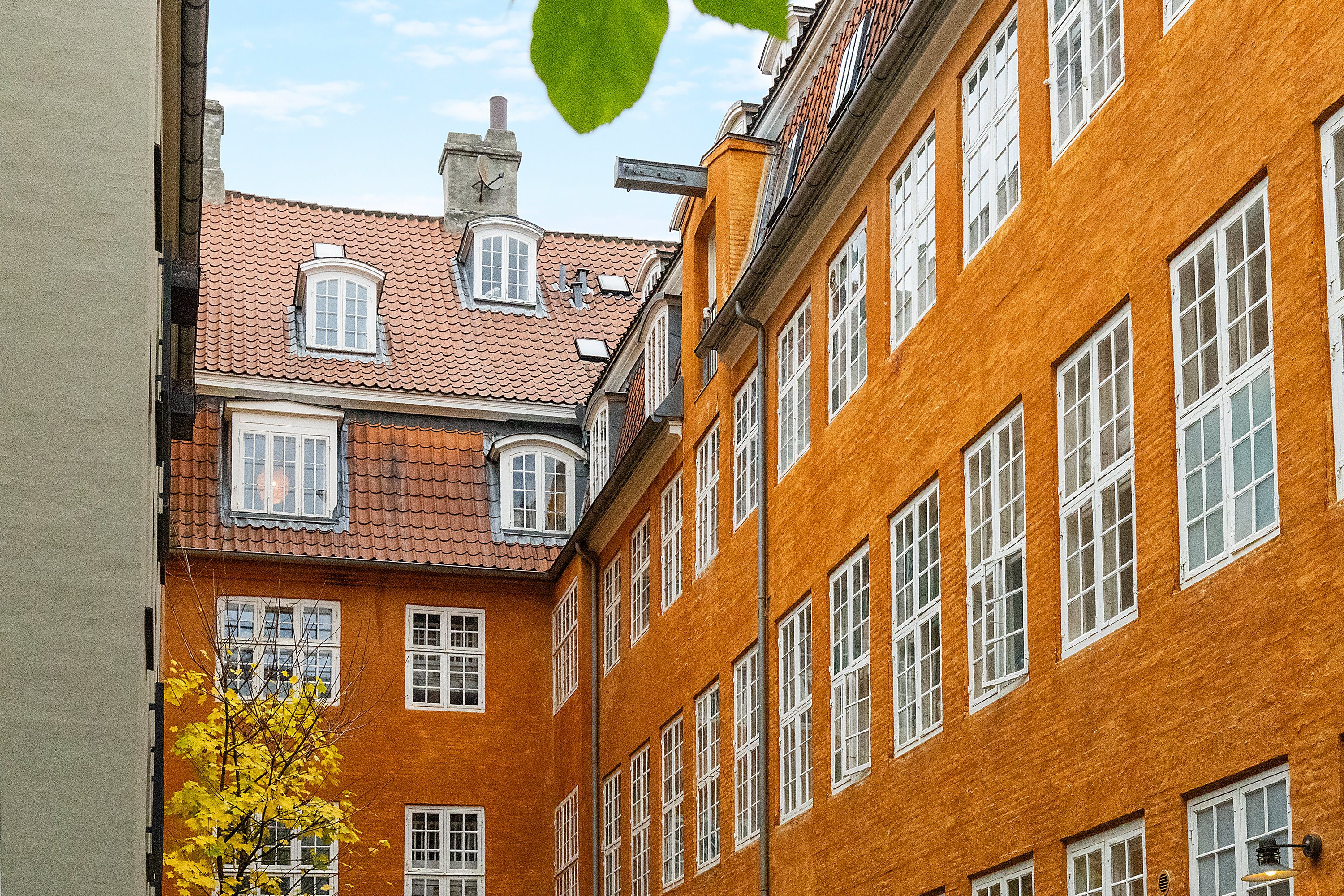Fremhævet gårdmiljø billede i fuldskærmstilstand. Billede af Nyhavn 12, 3., 1051 København K