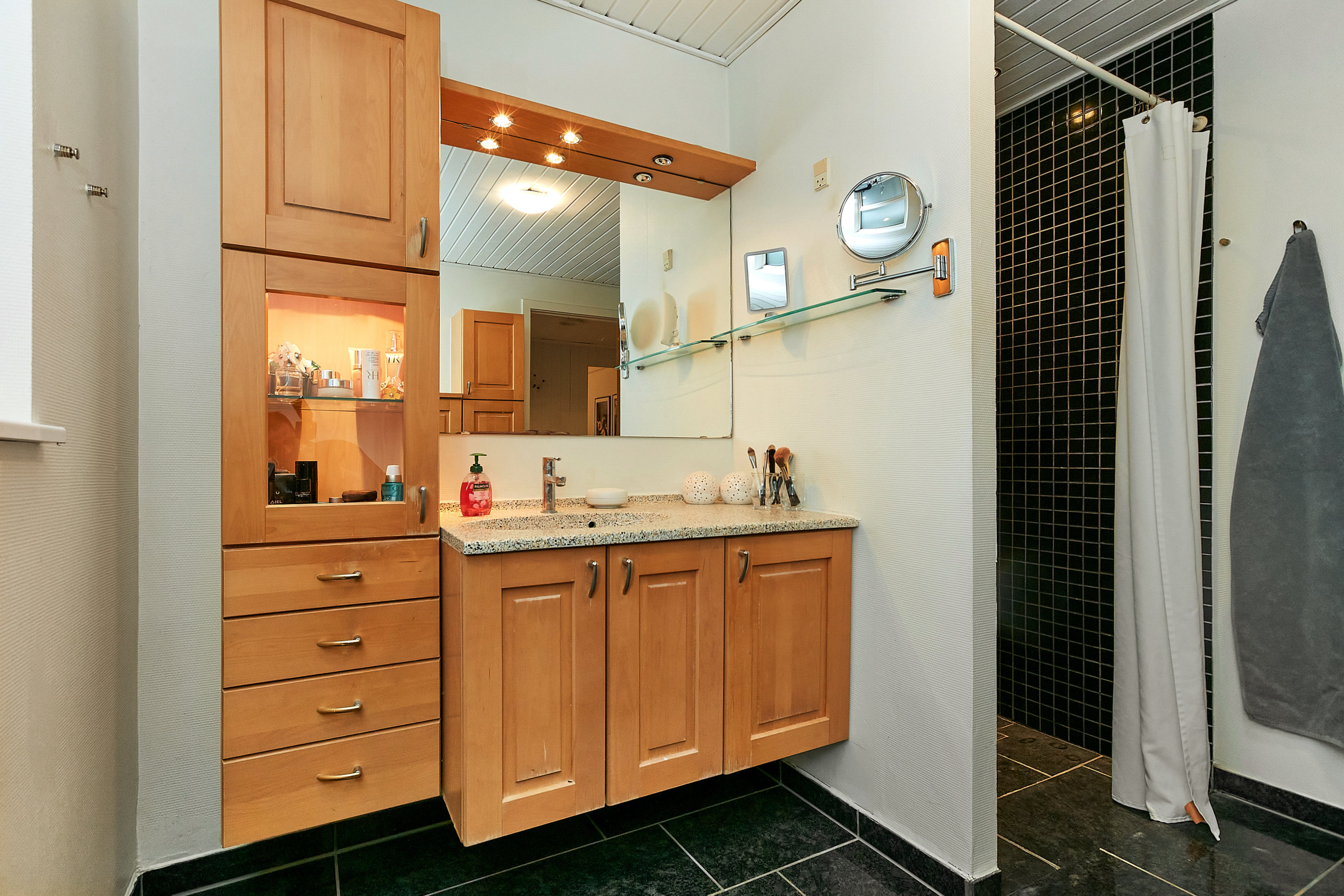 Fremhævet badeværelse billede i fuldskærmstilstand. Billede af Refshaven 10, 7321 Gadbjerg