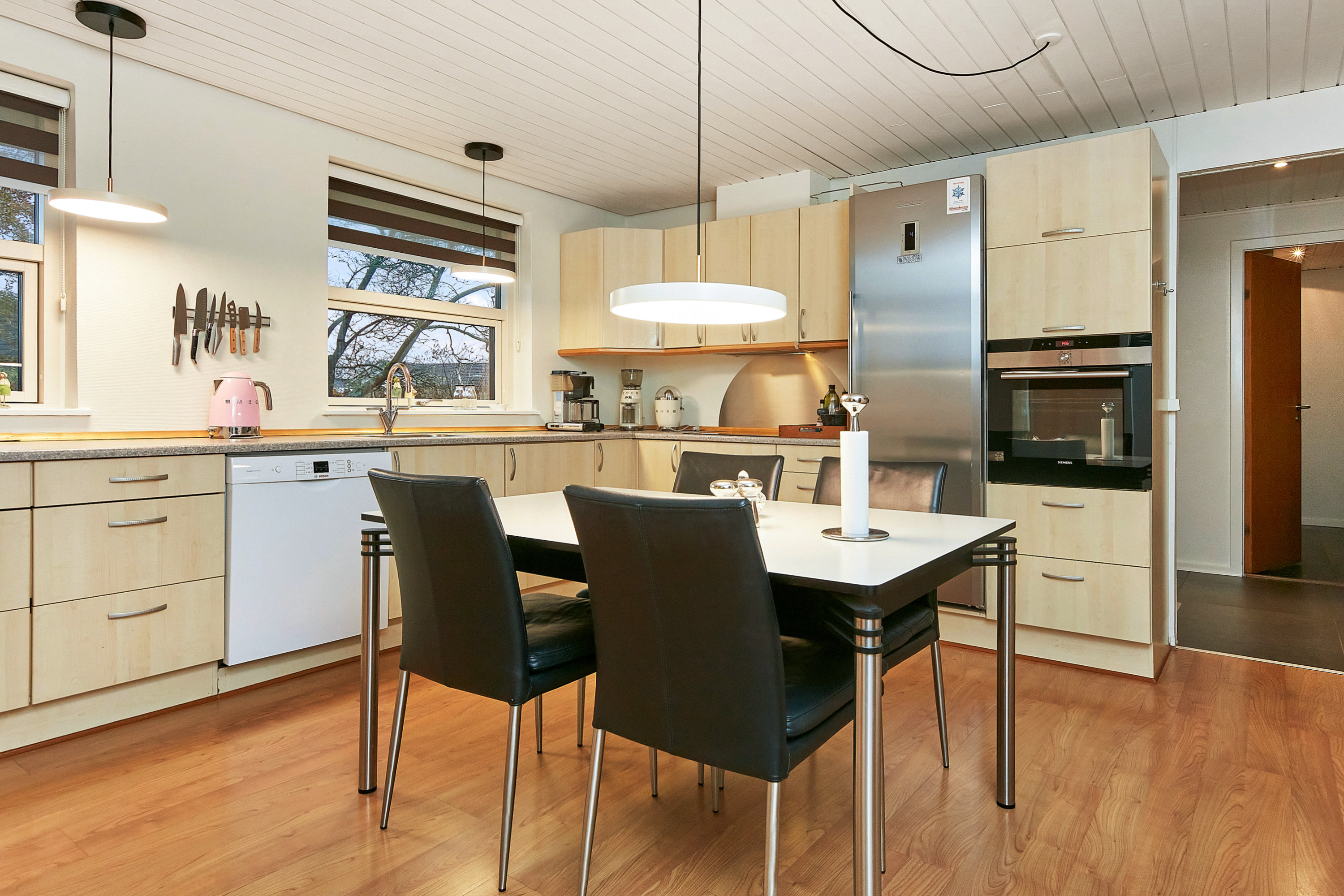 Fremhævet køkken billede i fuldskærmstilstand. Billede af Refshaven 10, 7321 Gadbjerg