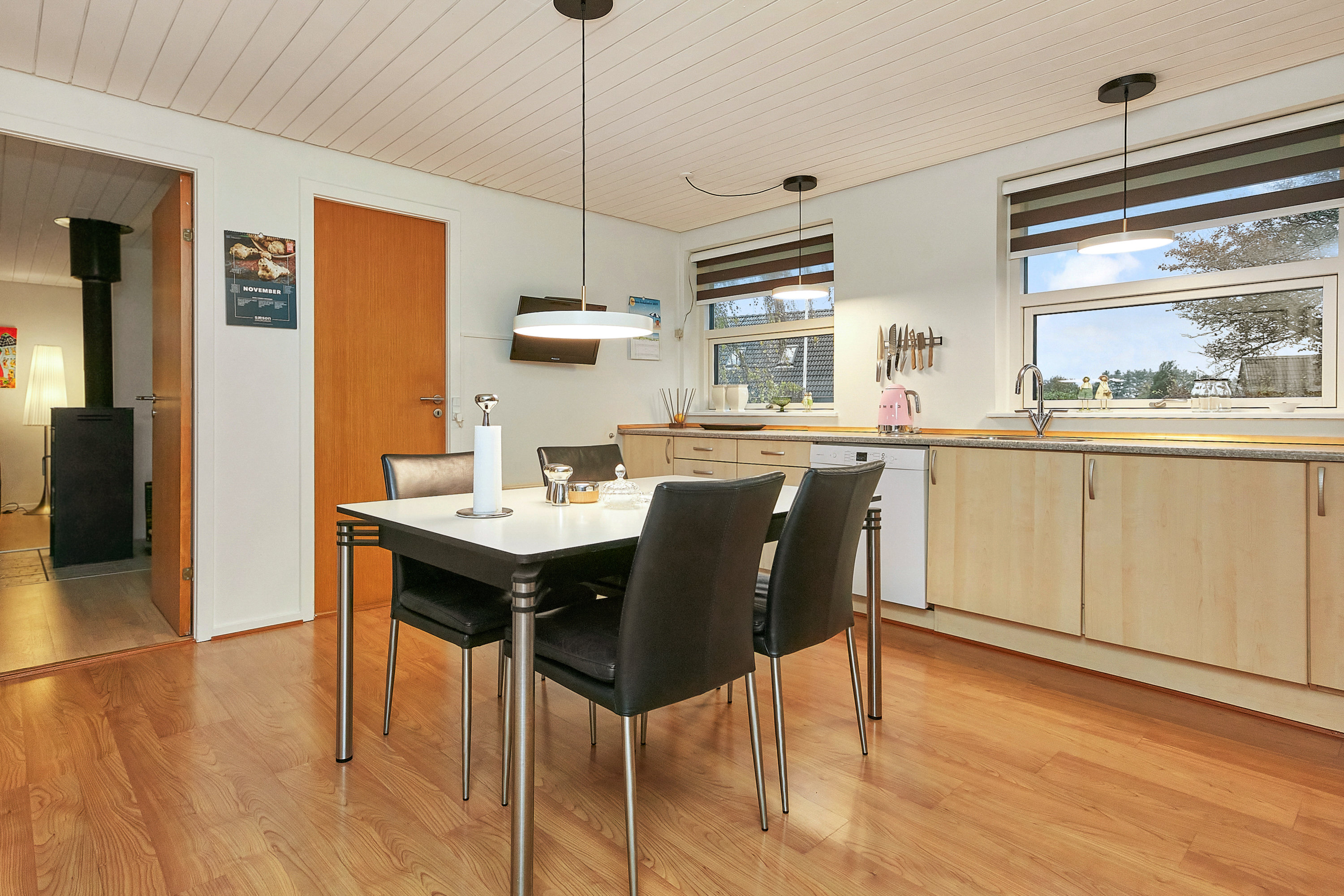 Fremhævet køkken billede i fuldskærmstilstand. Billede af Refshaven 10, 7321 Gadbjerg