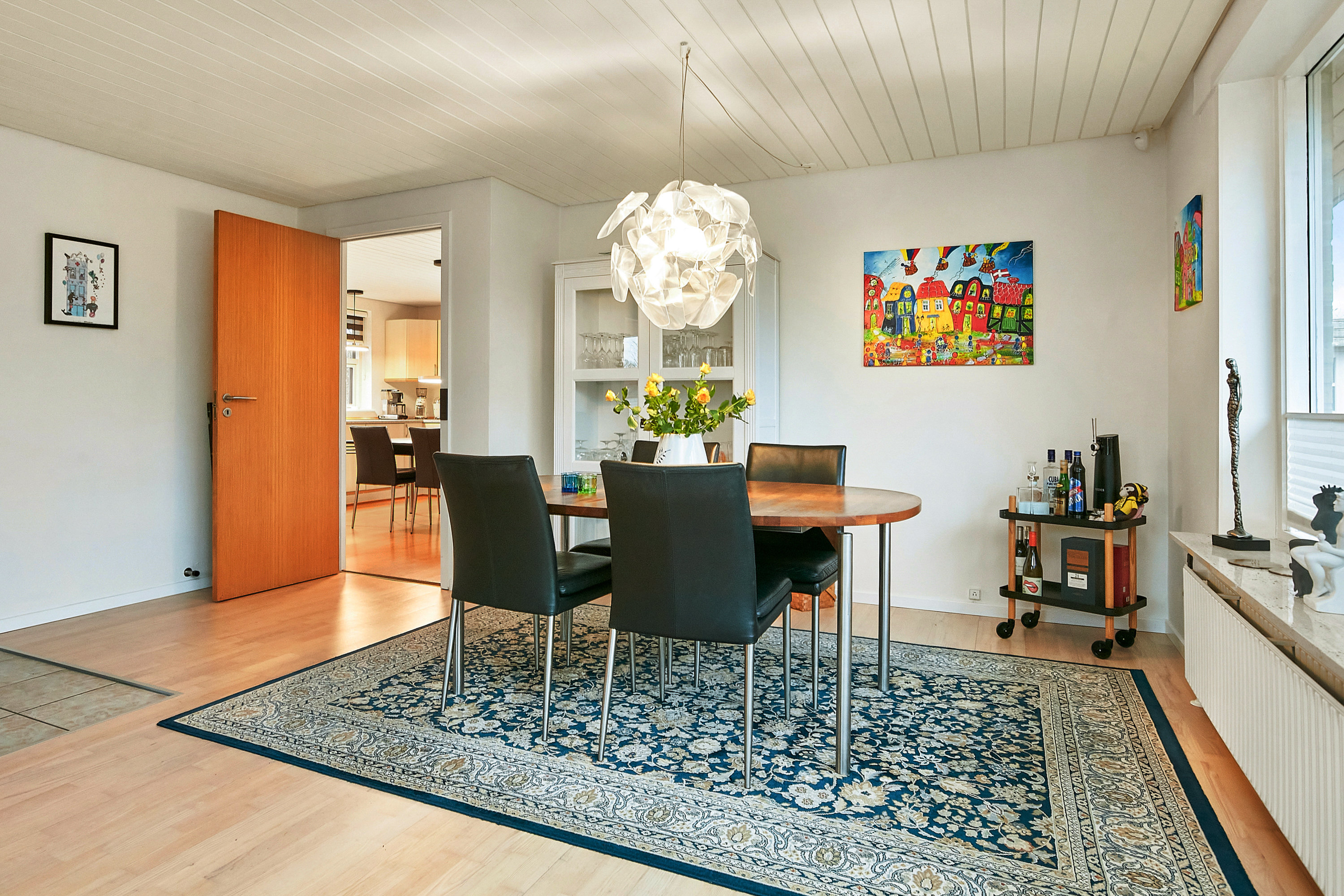 Fremhævet stue billede i fuldskærmstilstand. Billede af Refshaven 10, 7321 Gadbjerg