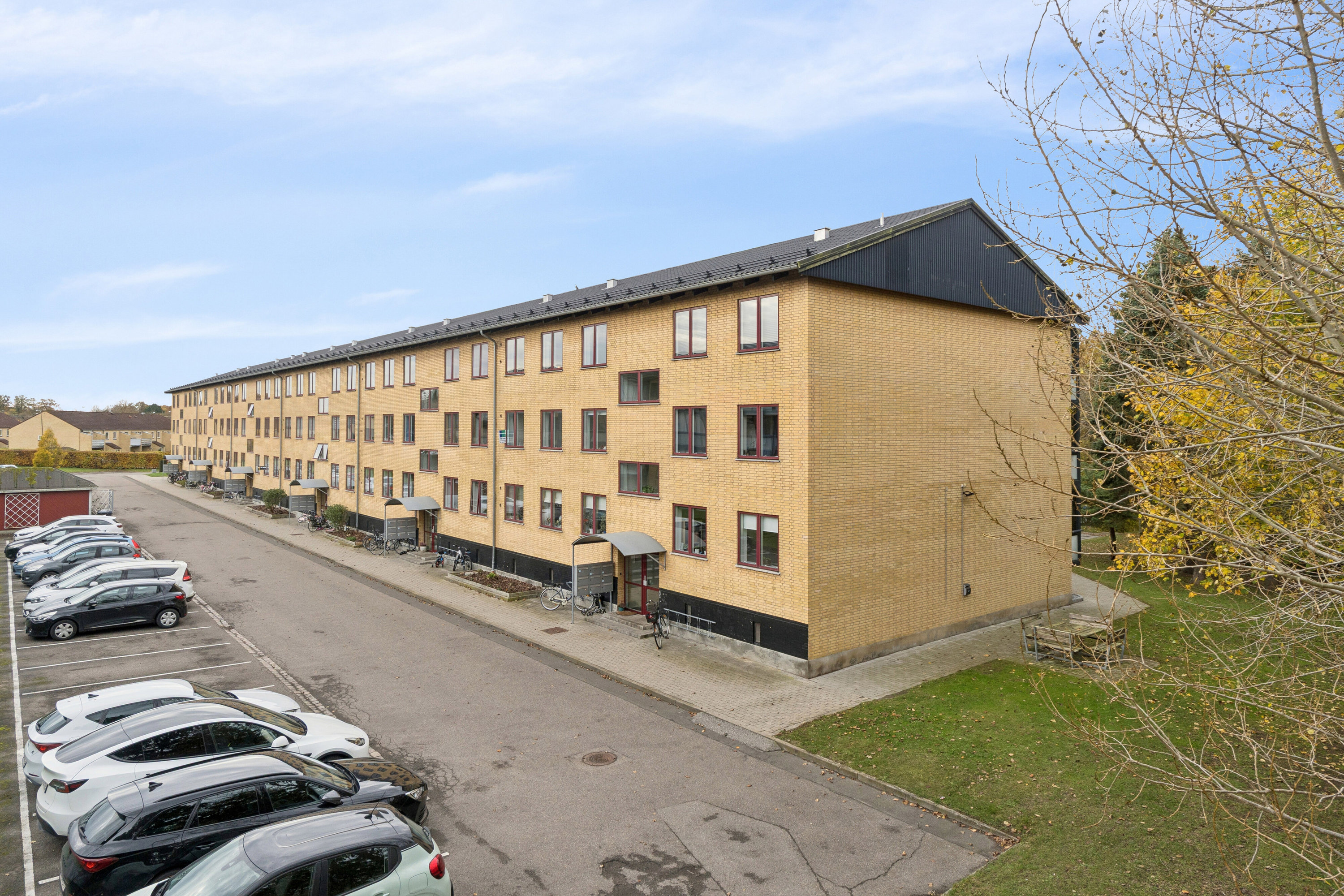 Fremhævet set fra vejen billede i fuldskærmstilstand. Billede af Ejboparken 67, 1. tv., 4000 Roskilde