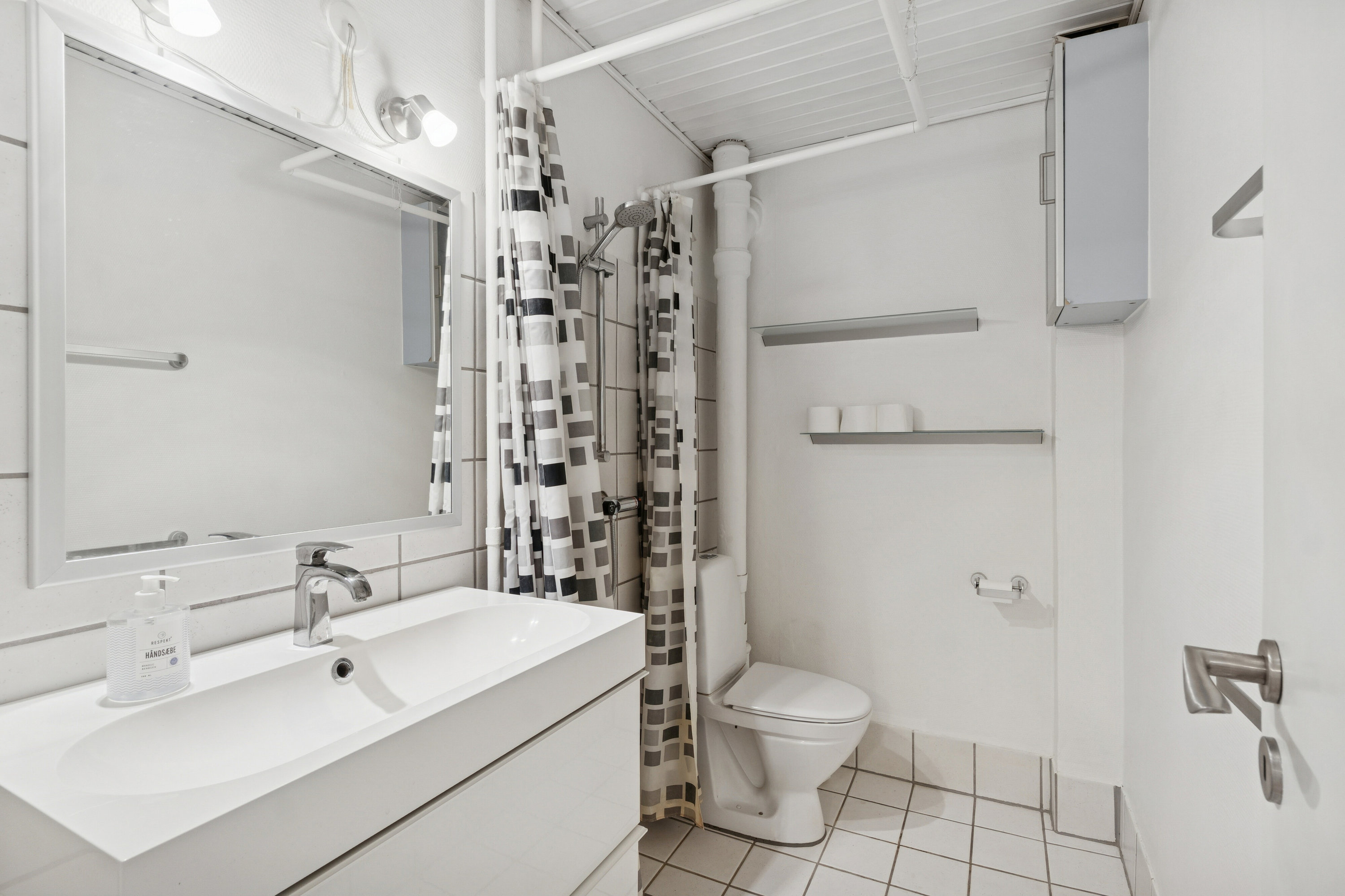 Fremhævet badeværelse billede i fuldskærmstilstand. Billede af Ejboparken 67, 1. tv., 4000 Roskilde