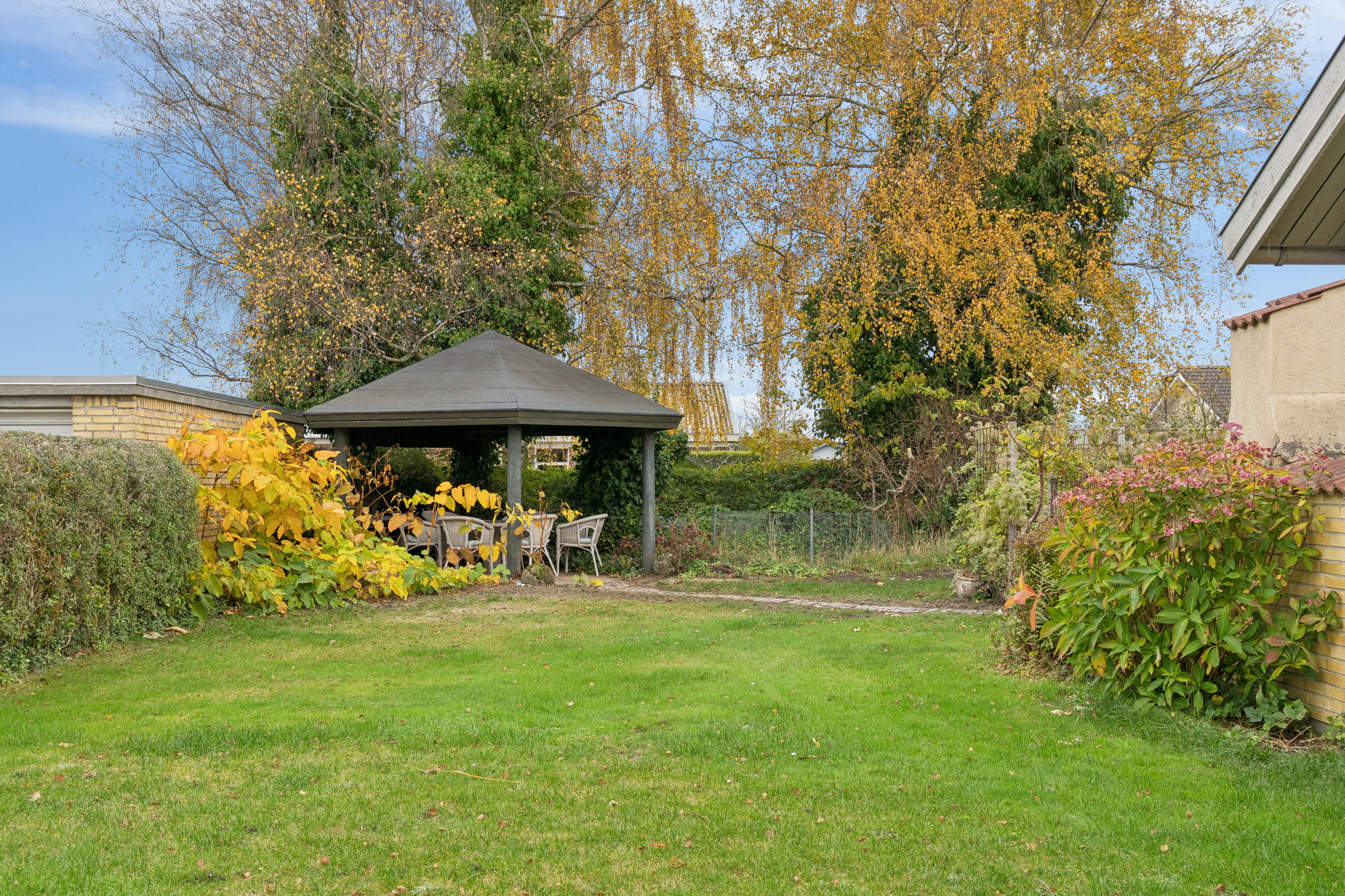 Fremhævet set fra haven billede i fuldskærmstilstand. Billede af Rugvangen 4, Otterup, 5450 Otterup