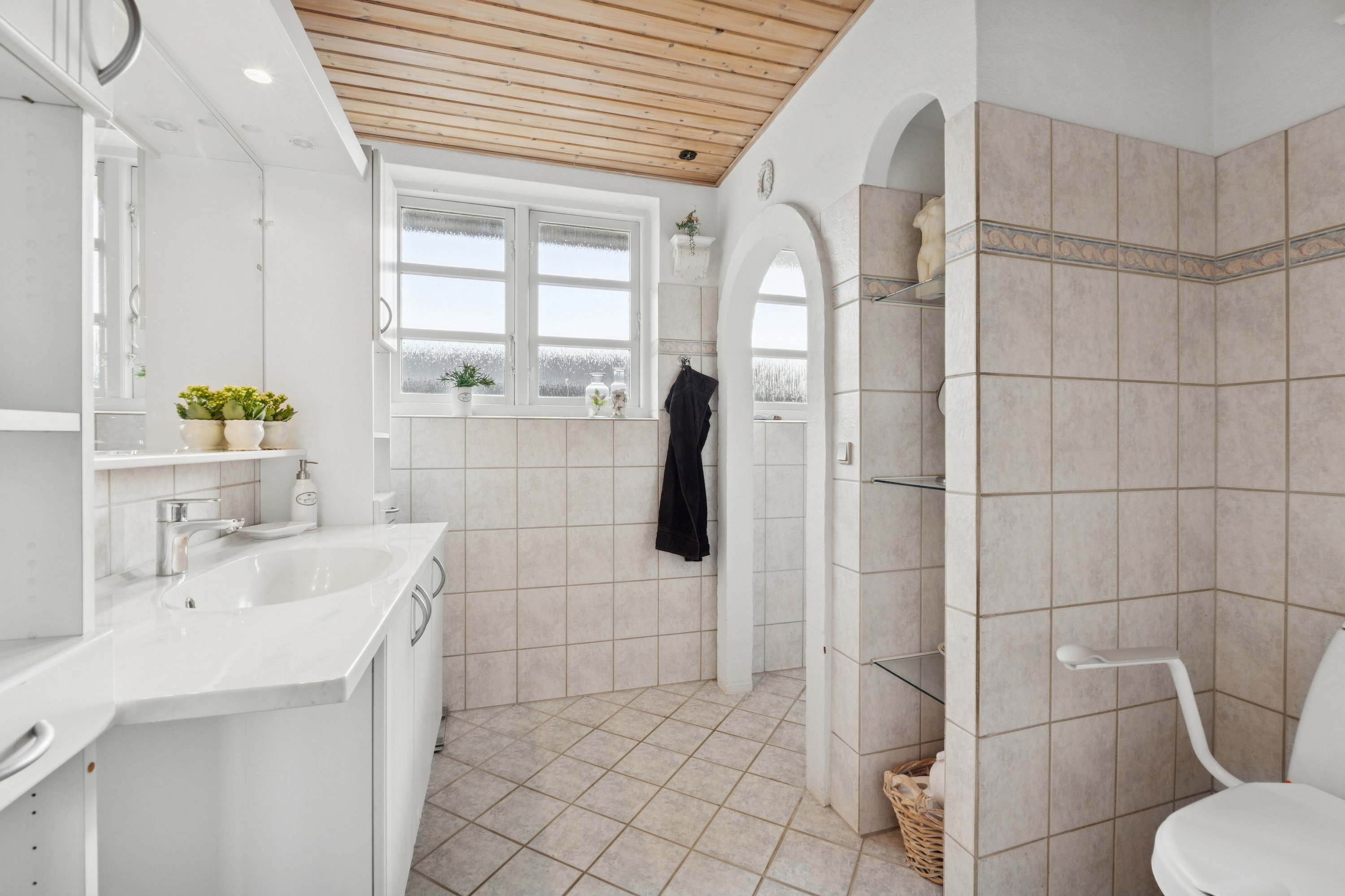 Fremhævet badeværelse billede i fuldskærmstilstand. Billede af Rugvangen 4, Otterup, 5450 Otterup