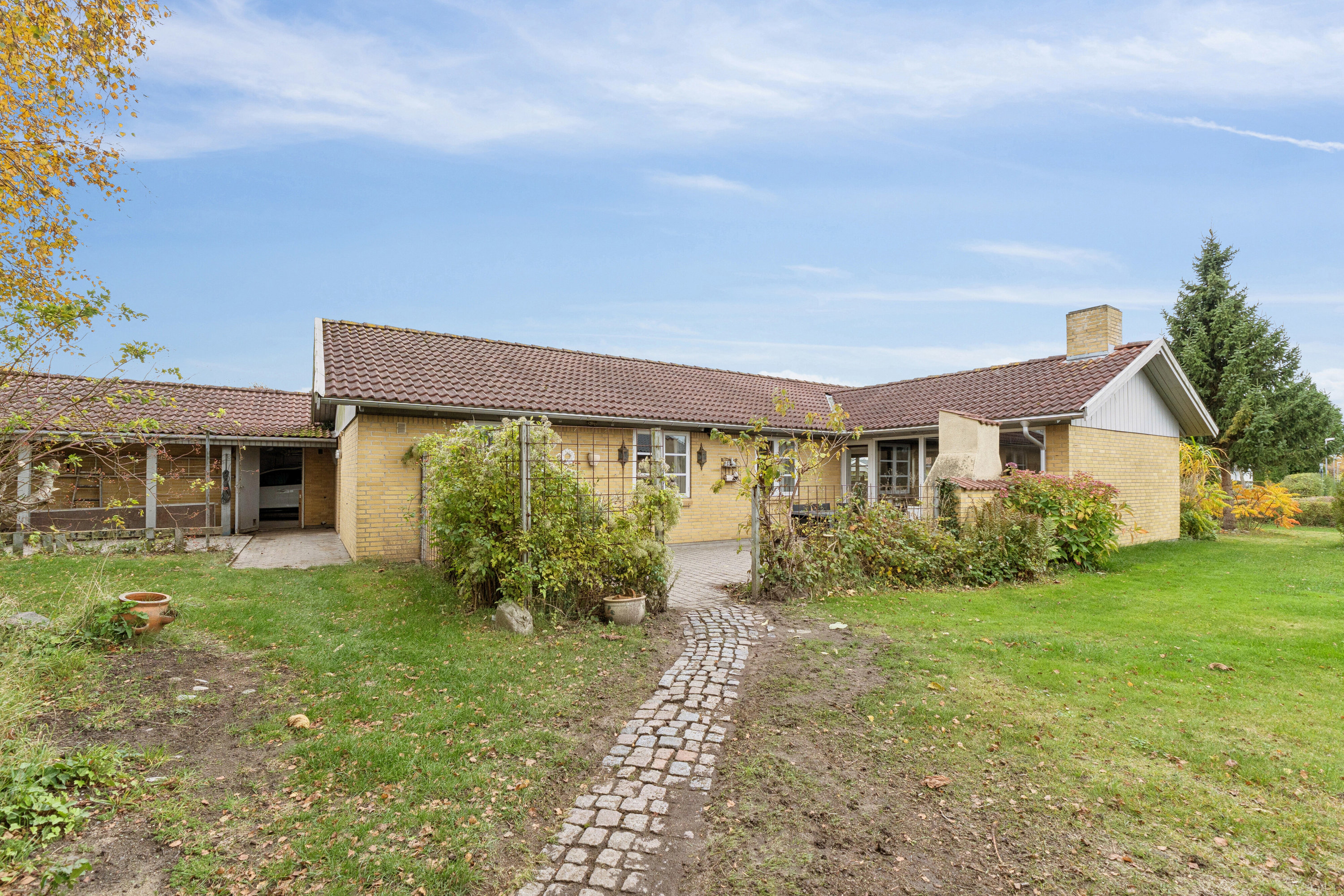Fremhævet set fra haven billede i fuldskærmstilstand. Billede af Rugvangen 4, Otterup, 5450 Otterup
