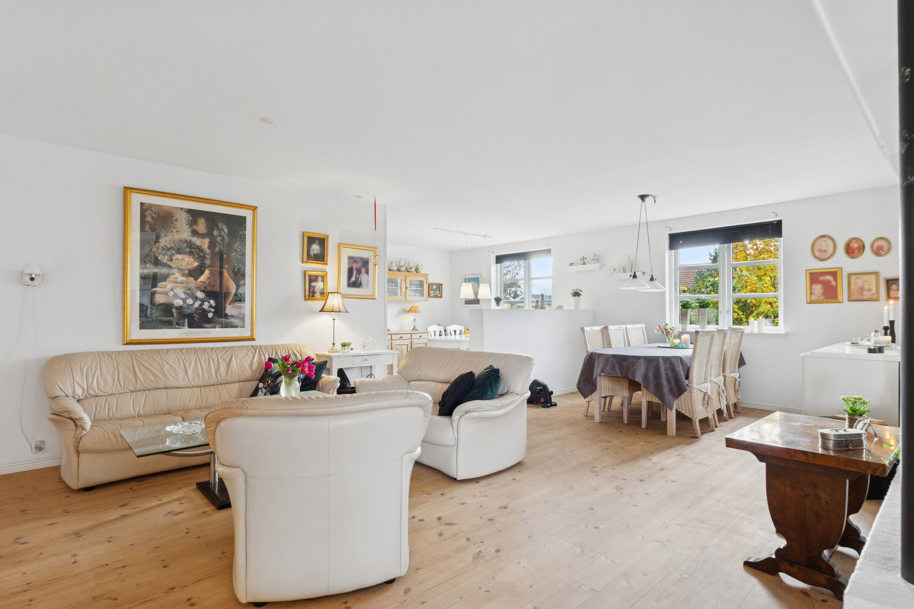 Fremhævet stue billede i fuldskærmstilstand. Billede af Rugvangen 4, Otterup, 5450 Otterup