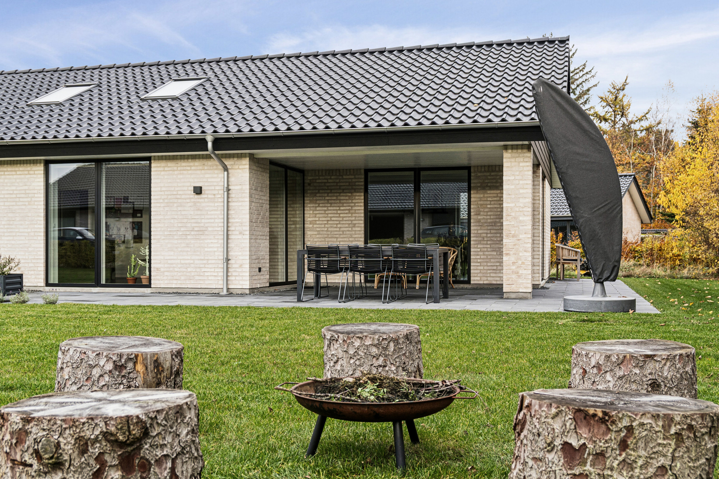 Fremhævet set fra haven billede i fuldskærmstilstand. Billede af Æblehaven 6, 4500 Nykøbing Sj