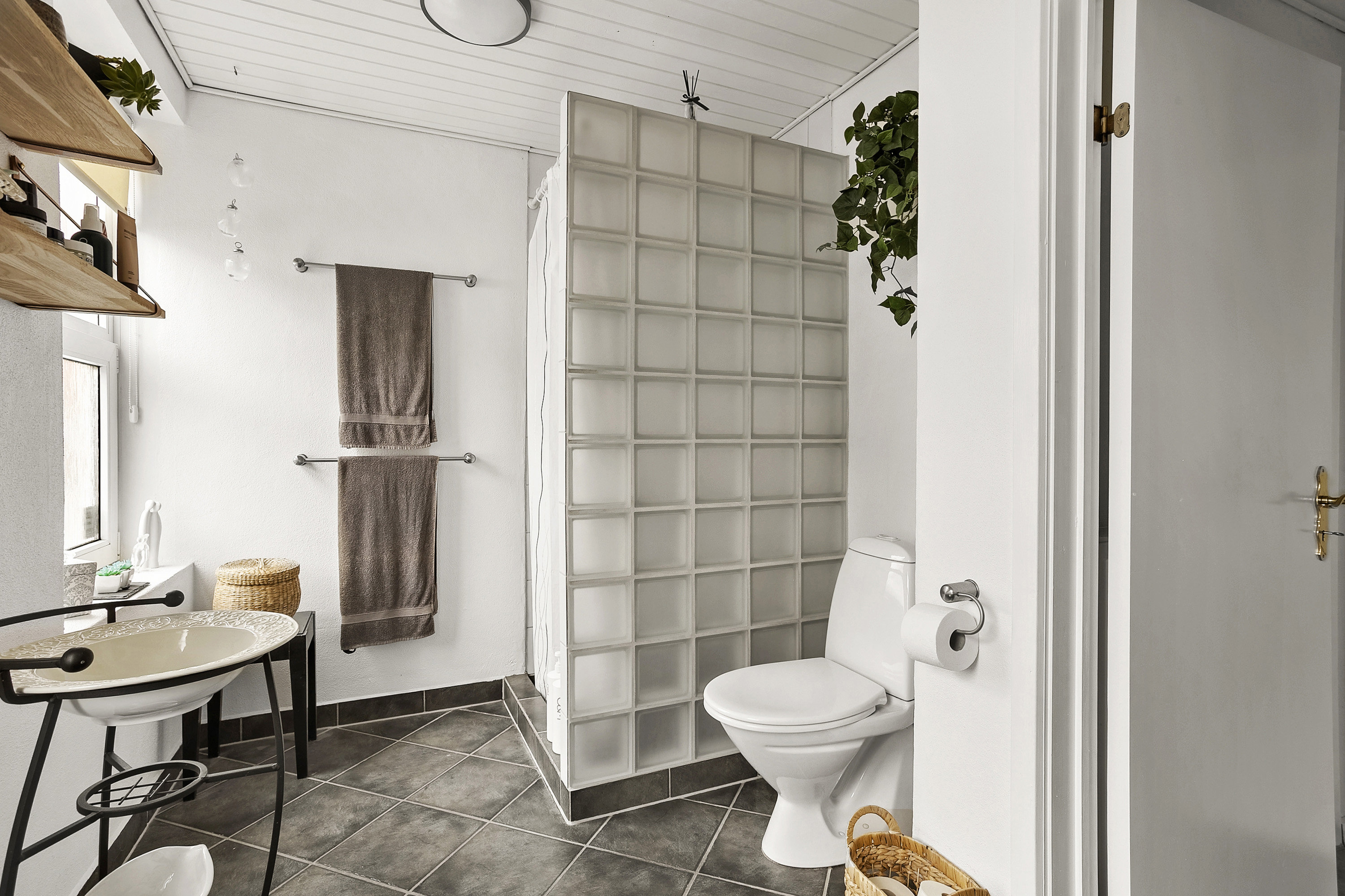 Fremhævet badeværelse billede i fuldskærmstilstand. Billede af Øster Alle 14, 6600 Vejen