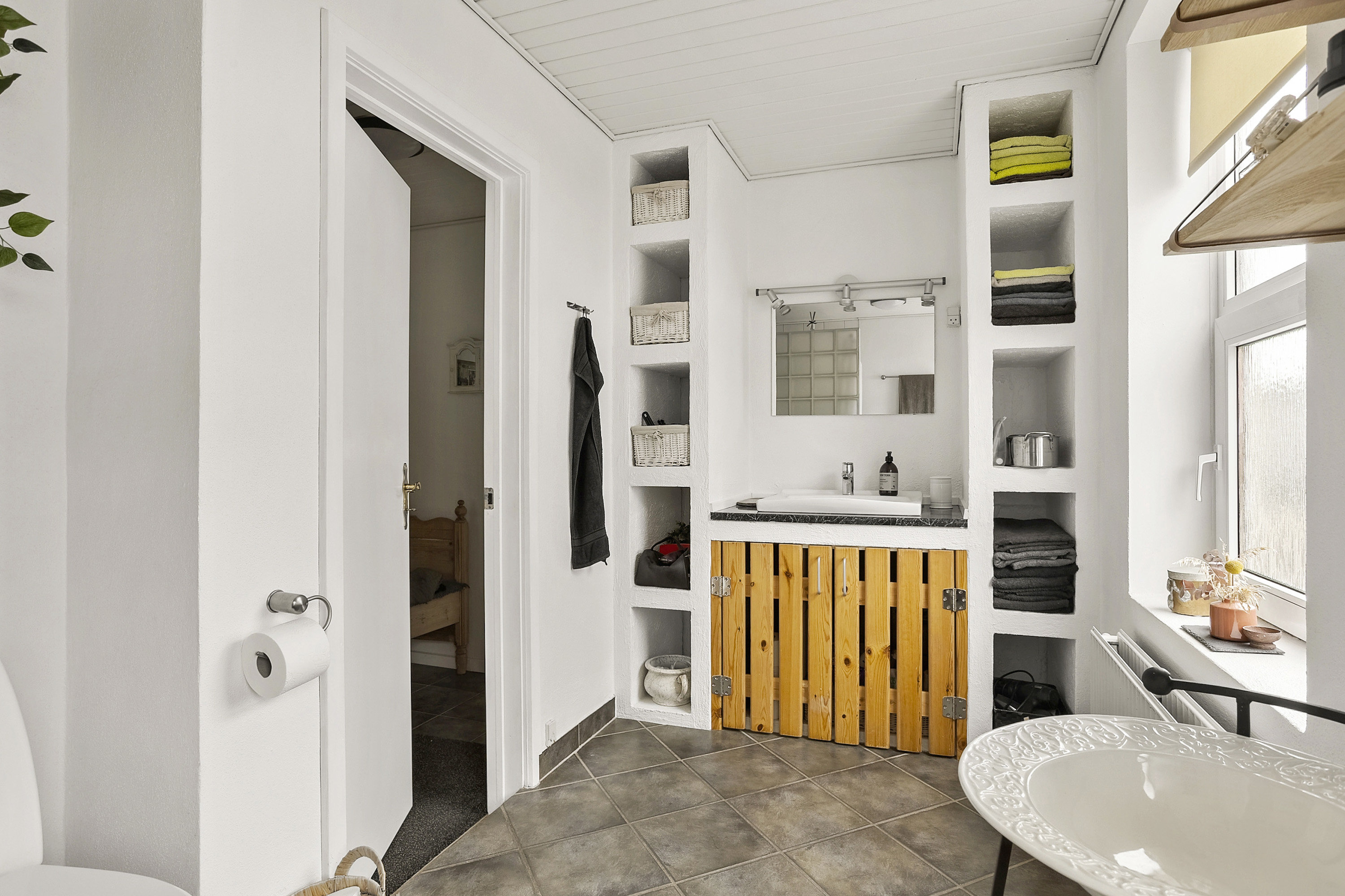 Fremhævet badeværelse billede i fuldskærmstilstand. Billede af Øster Alle 14, 6600 Vejen