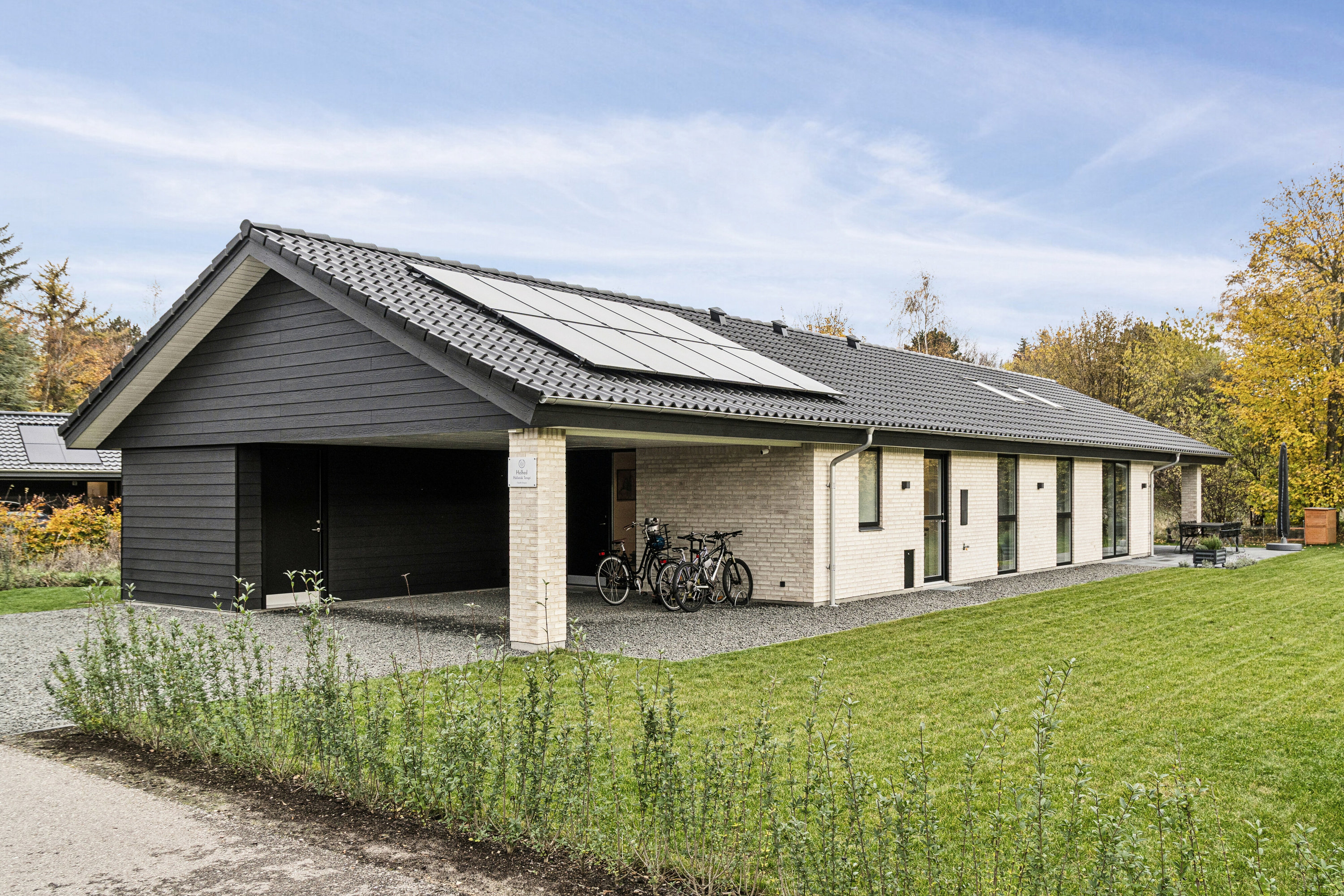 Miniaturebillede 2: set fra vejen. Billede af Æblehaven 6, 4500 Nykøbing Sj