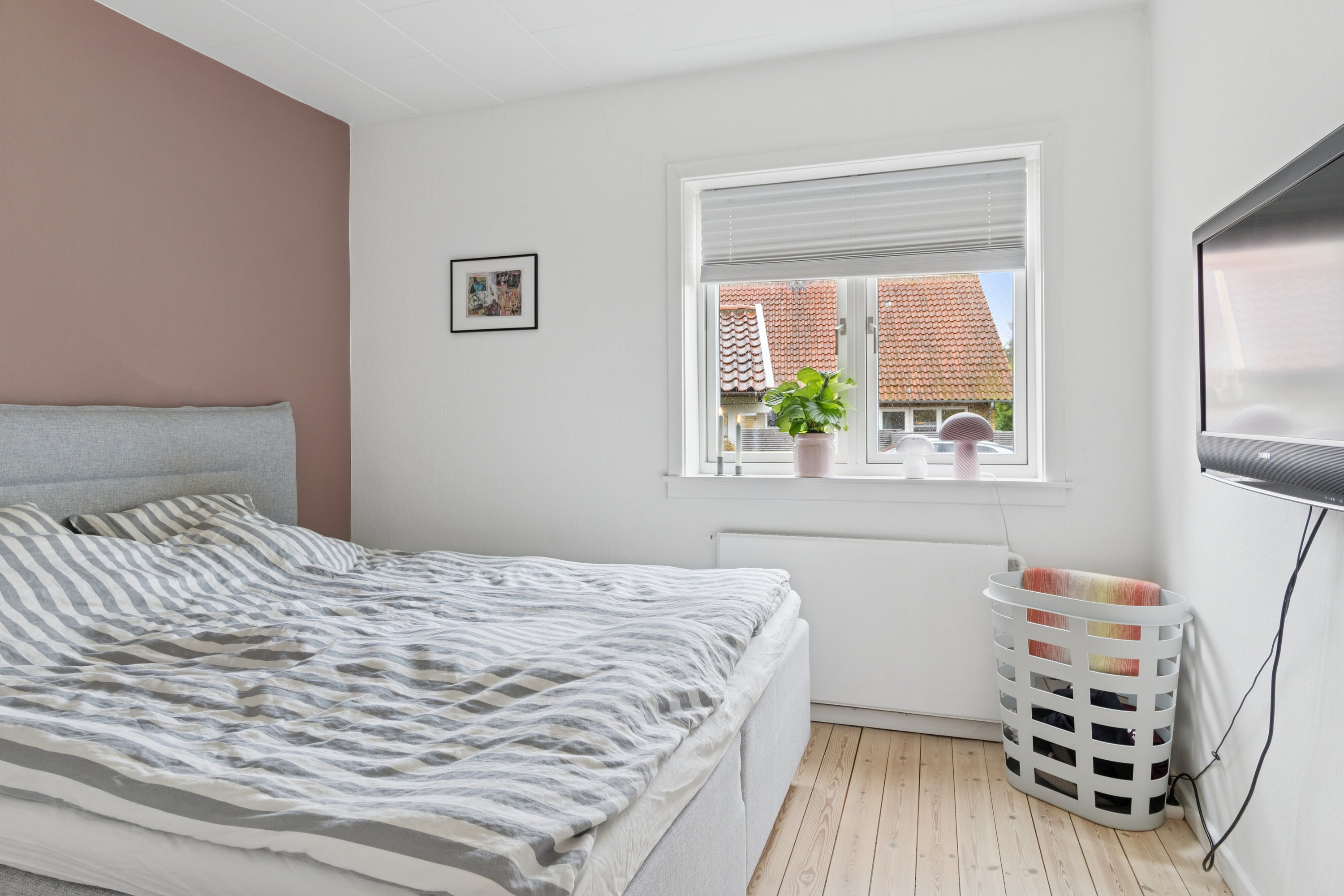 Fremhævet soveværelse billede i fuldskærmstilstand. Billede af Møllebakkevej 1, 4581 Rørvig