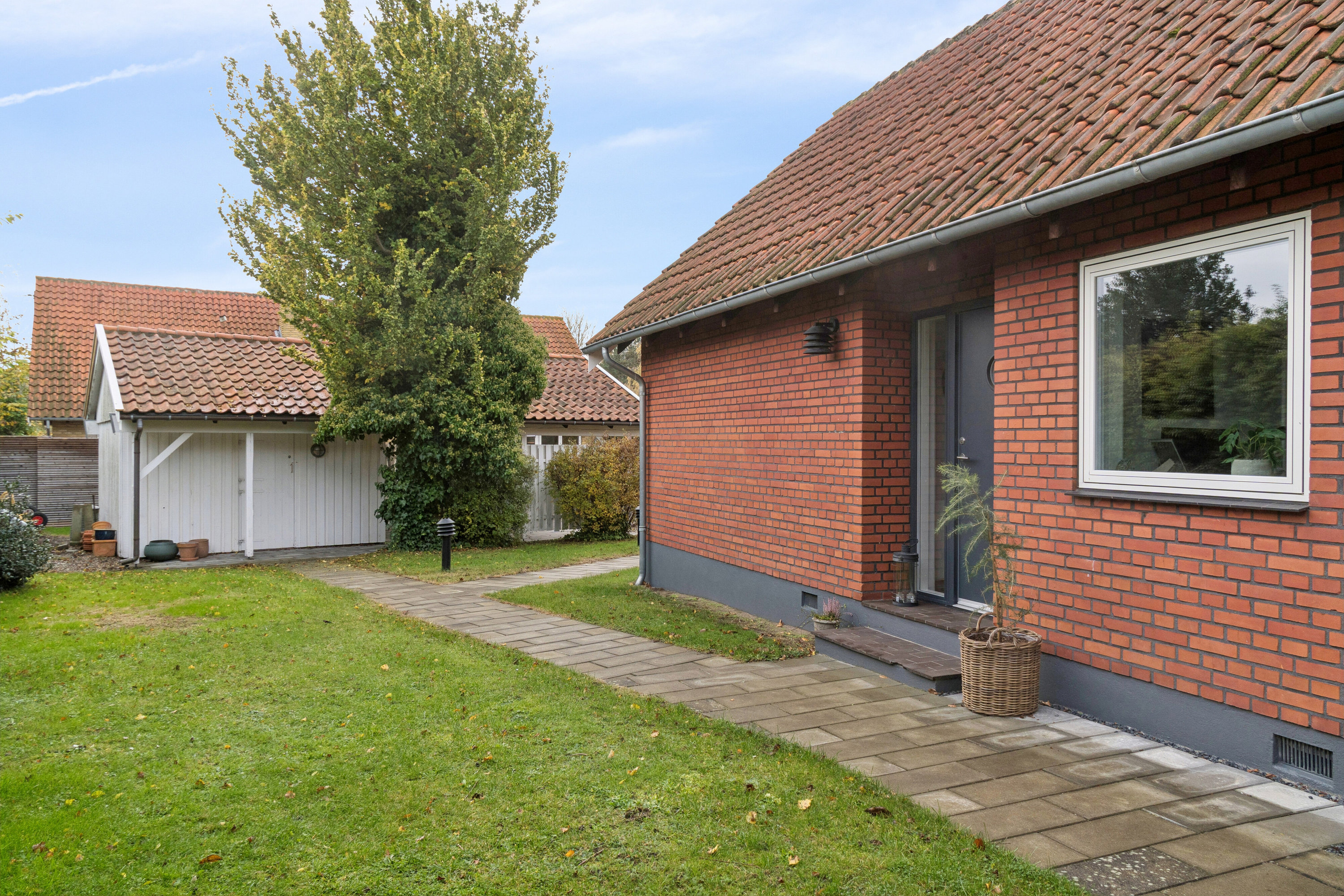 Fremhævet set fra haven billede i fuldskærmstilstand. Billede af Møllebakkevej 1, 4581 Rørvig