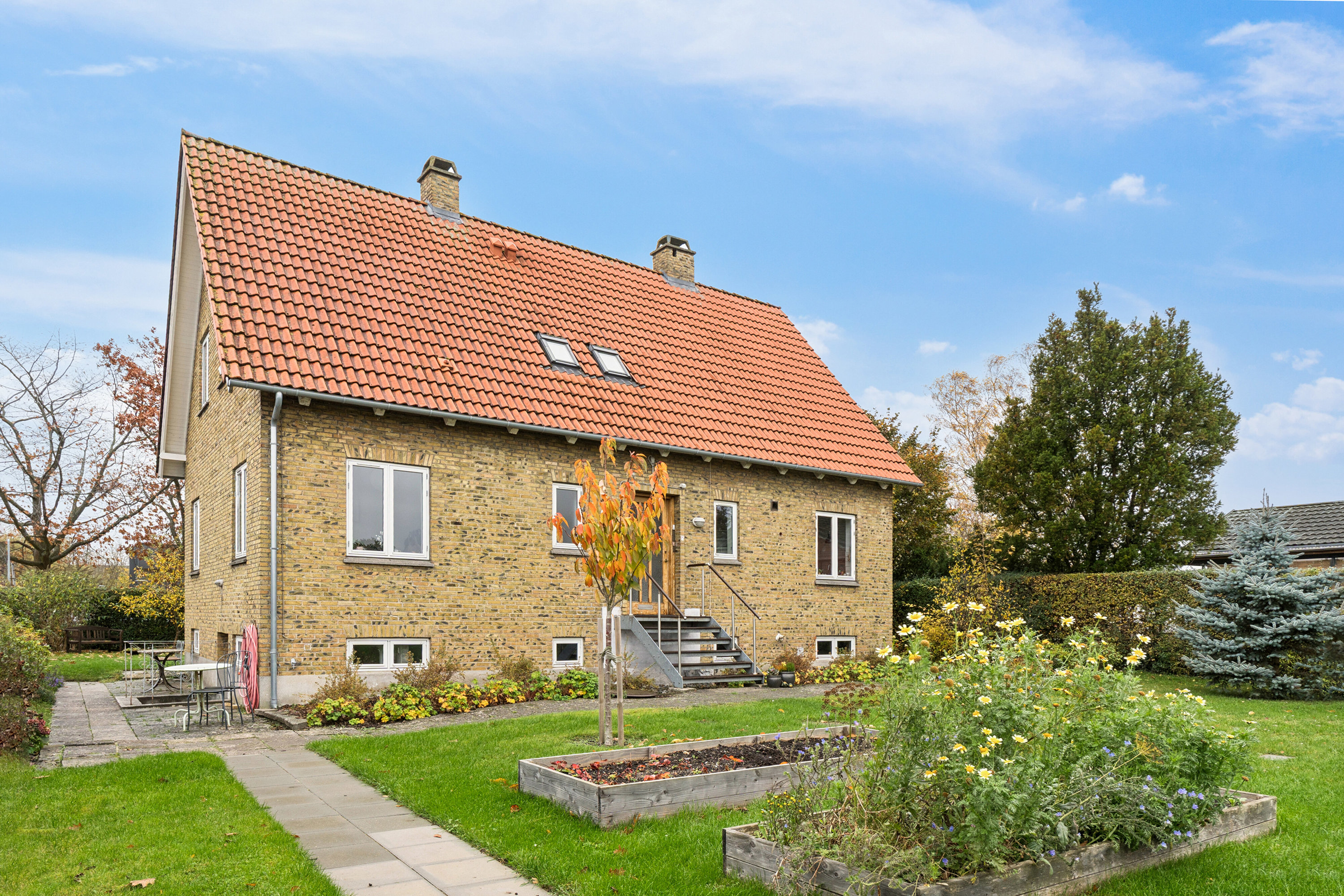 Fremhævet set fra haven billede i fuldskærmstilstand. Billede af Ørumvej 35, 1., 2650 Hvidovre