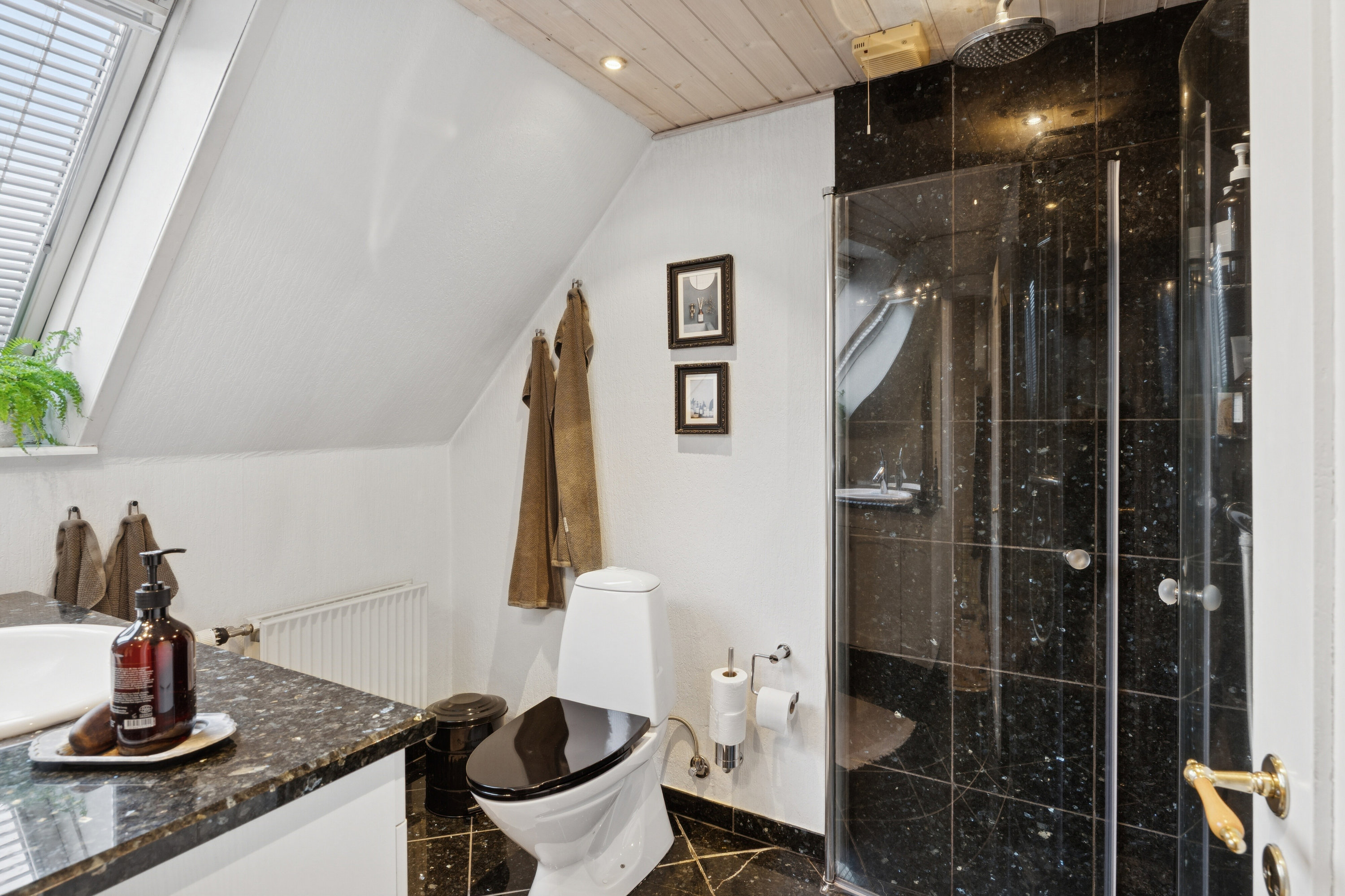 Fremhævet badeværelse billede i fuldskærmstilstand. Billede af Grønnegade 20, 7430 Ikast