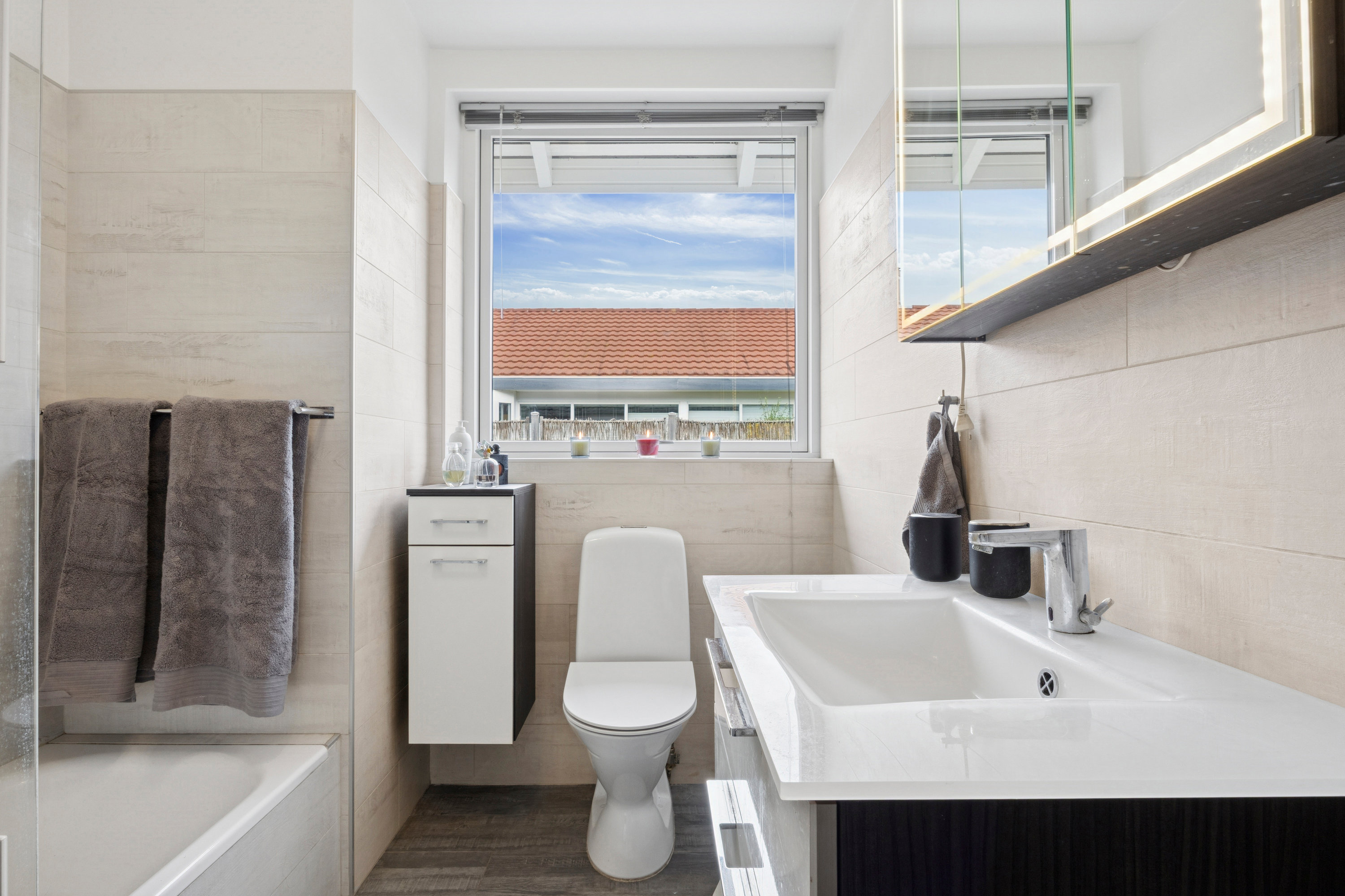 Fremhævet badeværelse billede i fuldskærmstilstand. Billede af Søen 28, 2690 Karlslunde