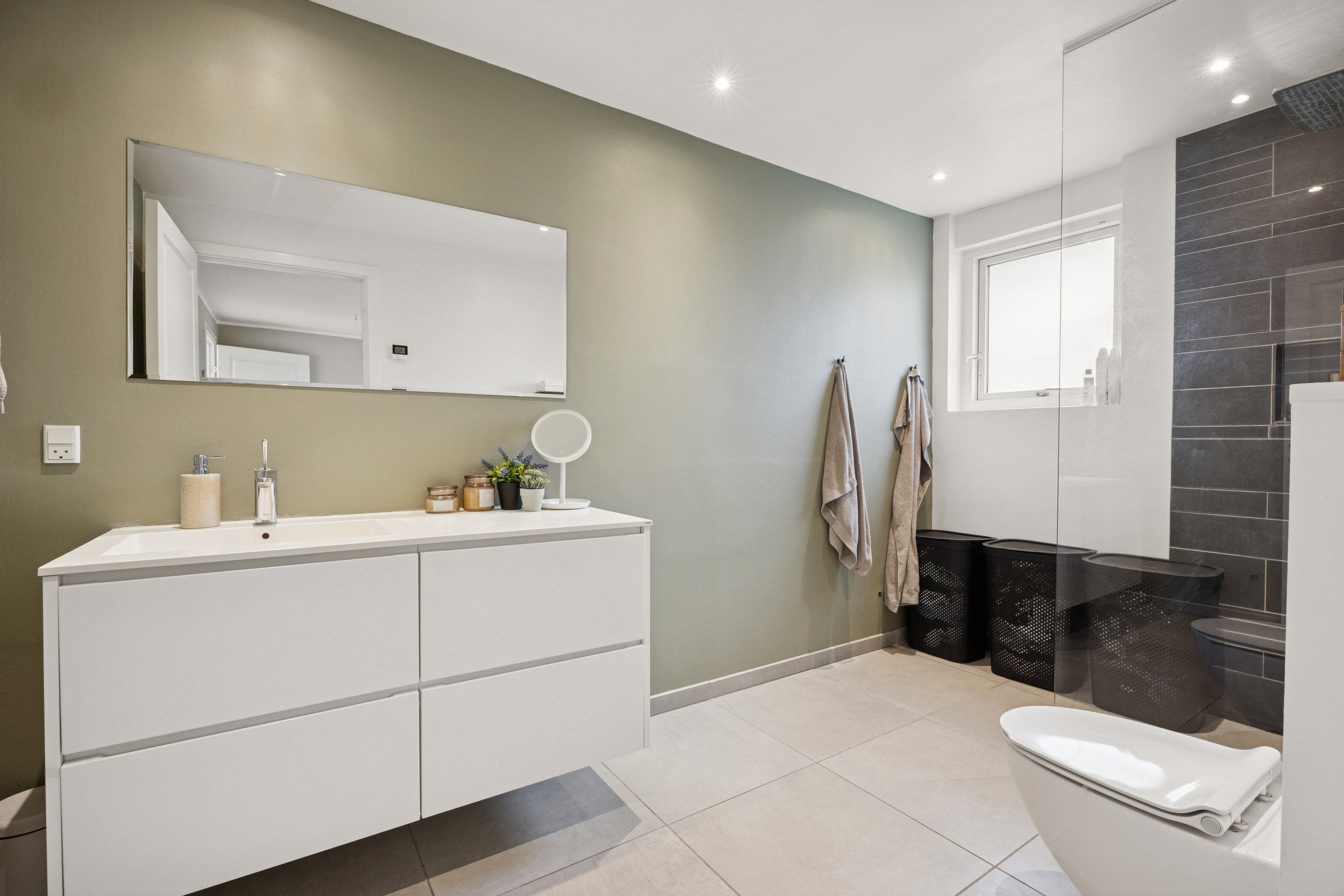 Fremhævet badeværelse billede i fuldskærmstilstand. Billede af Belsager 54, 2670 Greve