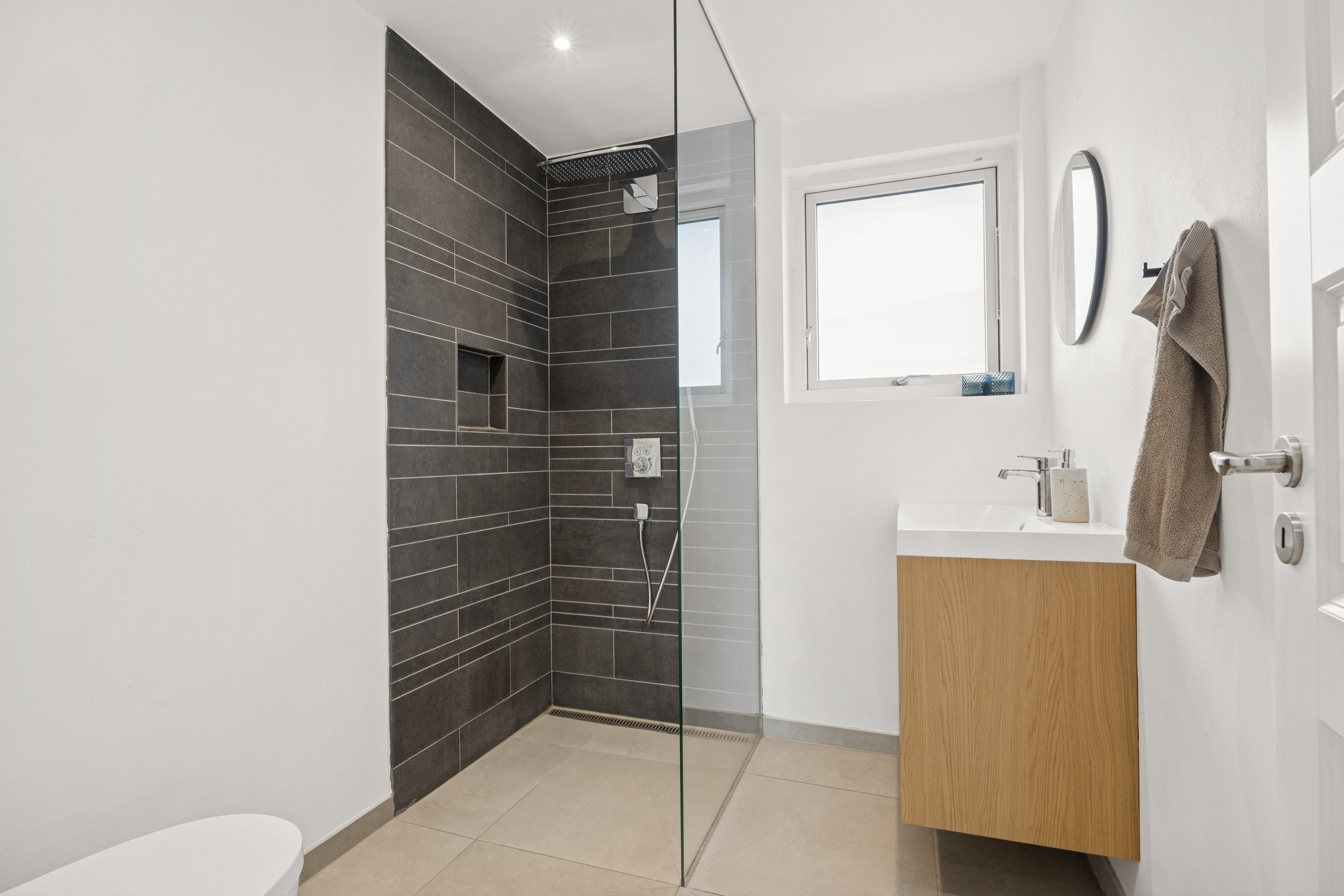 Fremhævet badeværelse billede i fuldskærmstilstand. Billede af Belsager 54, 2670 Greve