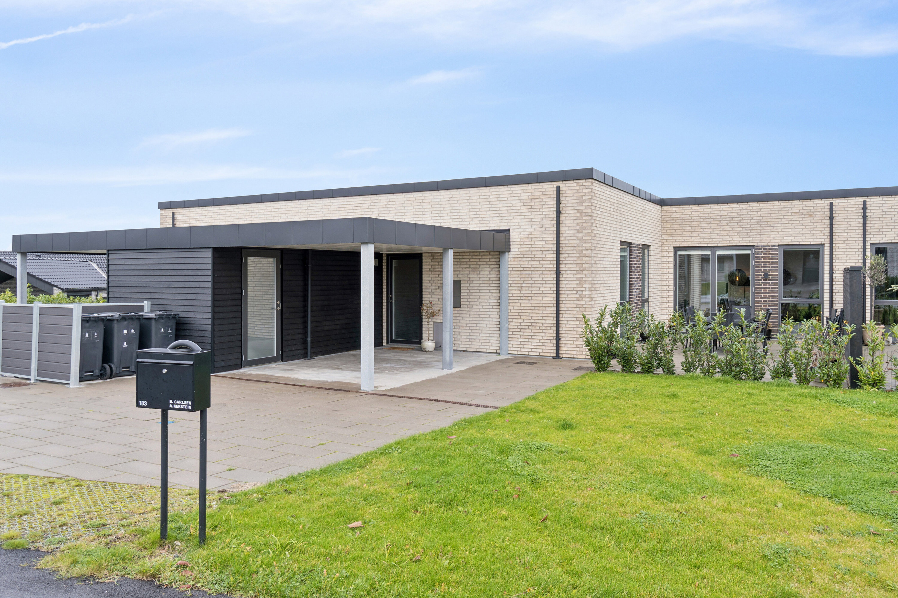 Fremhævet set fra haven billede i fuldskærmstilstand. Billede af Klosterlunden 183, 4700 Næstved