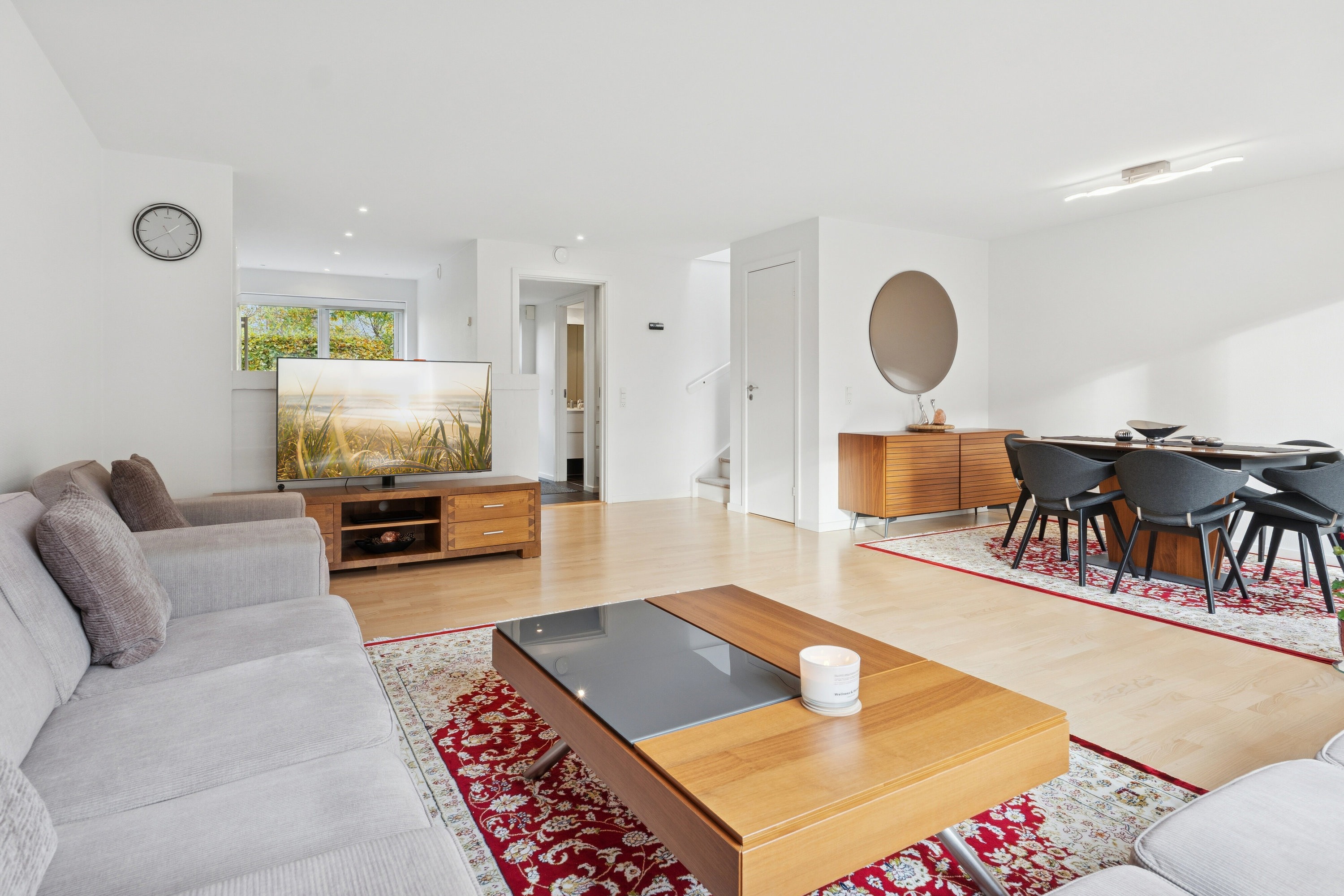 Fremhævet stue billede i fuldskærmstilstand. Billede af Robinievej 91, 2620 Albertslund