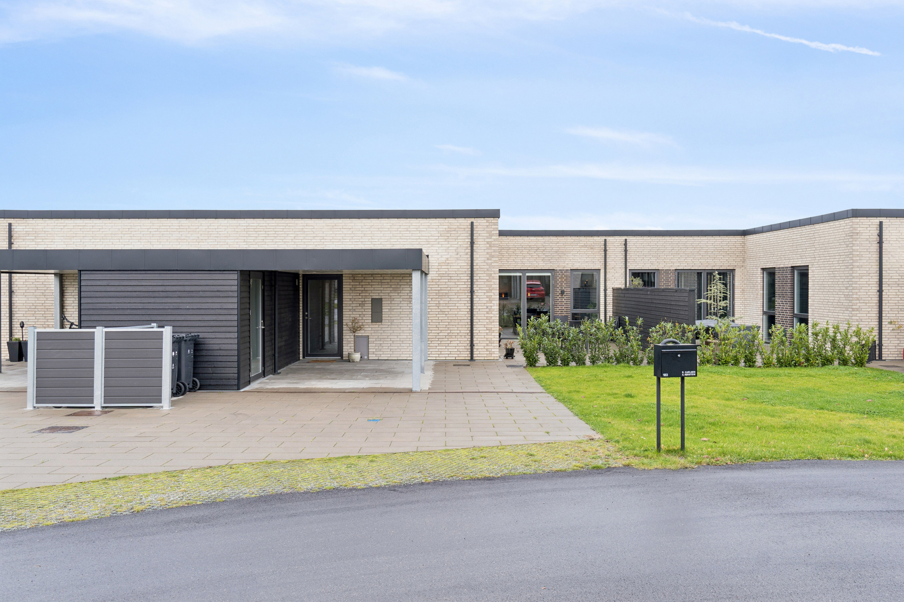 Fremhævet set fra vejen billede i fuldskærmstilstand. Billede af Klosterlunden 183, 4700 Næstved