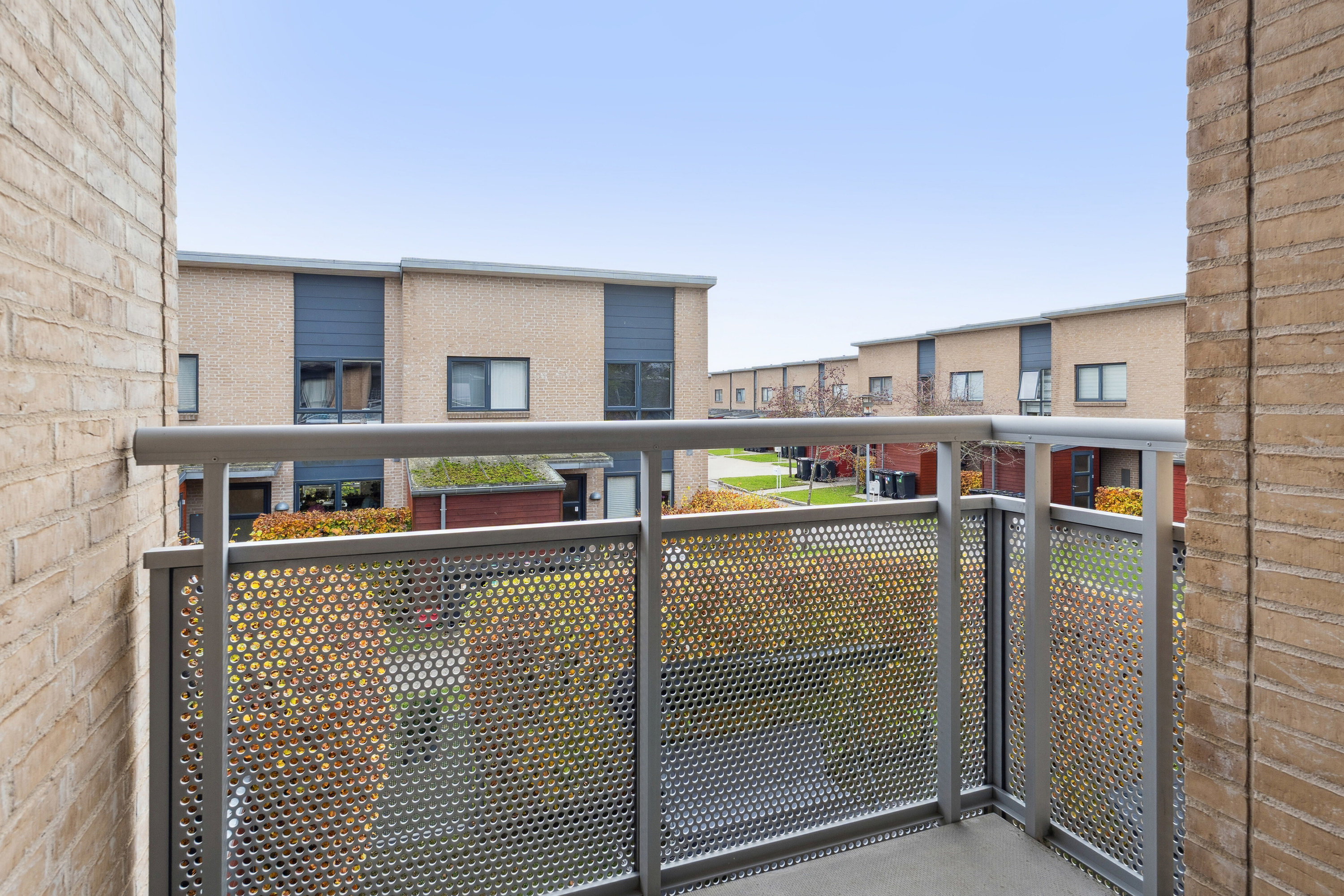 Fremhævet udendørs billede i fuldskærmstilstand. Billede af Robinievej 91, 2620 Albertslund