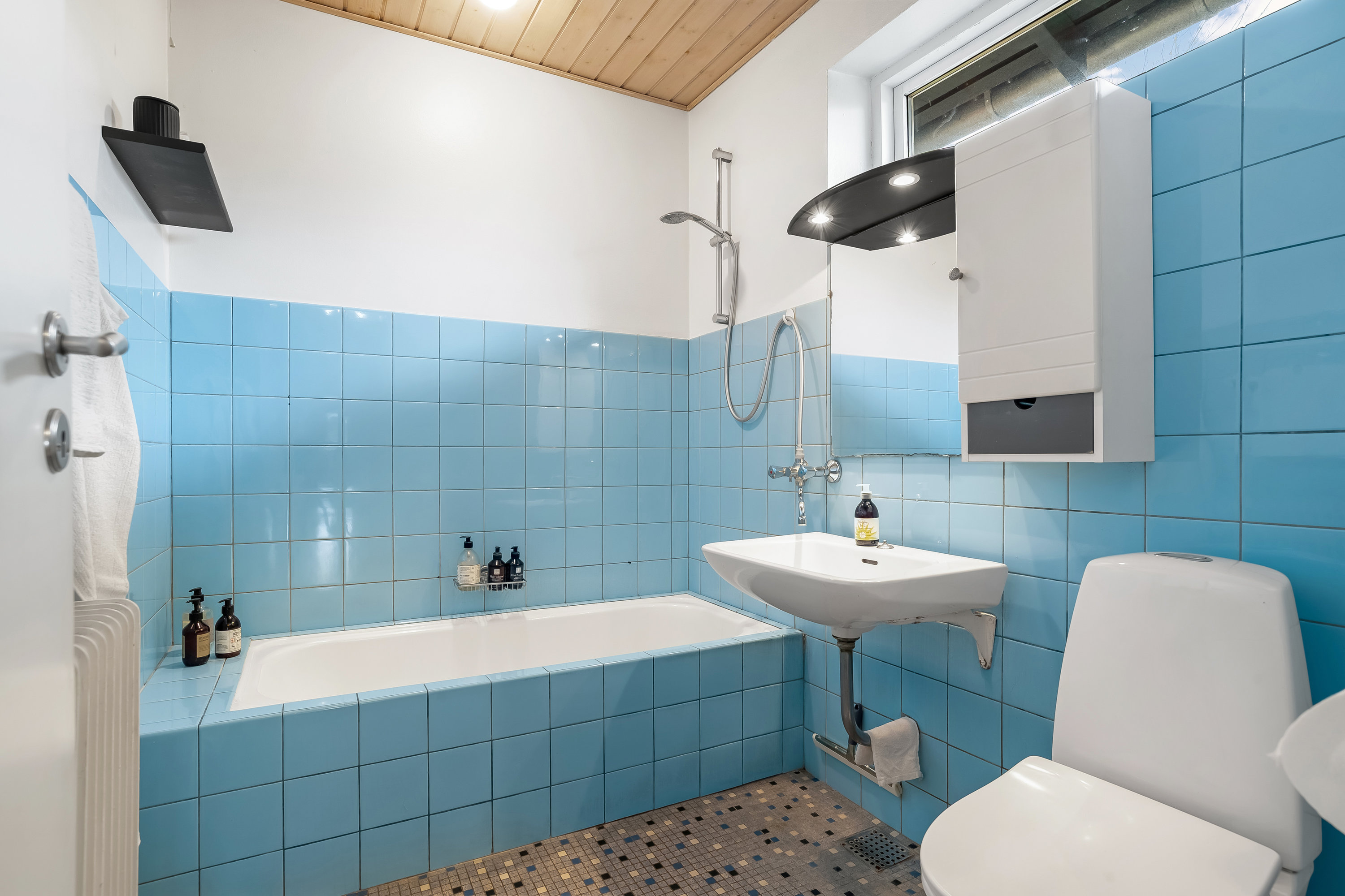 Fremhævet badeværelse billede i fuldskærmstilstand. Billede af Anemonevej 1, Mejdal, 7500 Holstebro