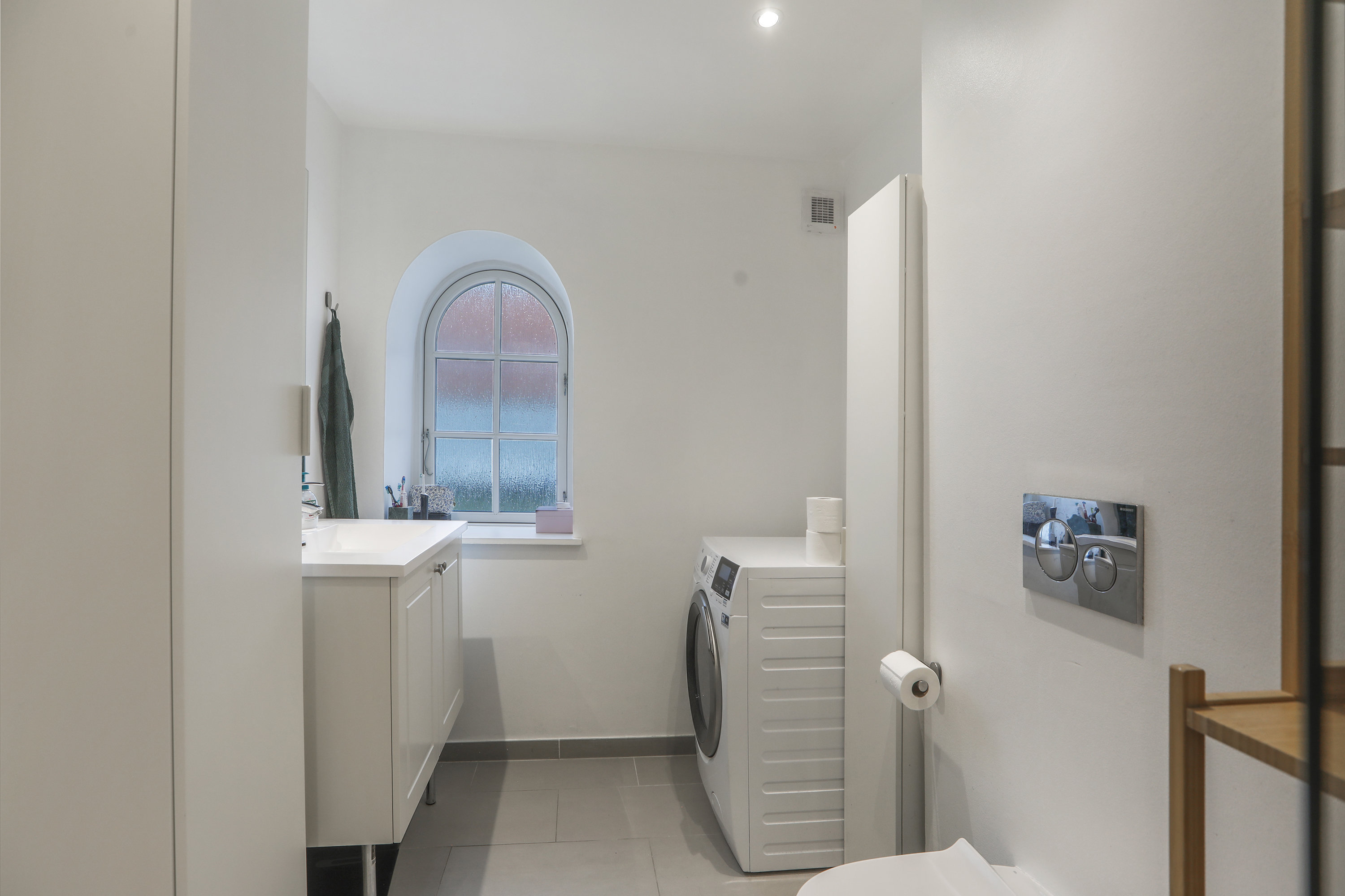 Fremhævet badeværelse billede i fuldskærmstilstand. Billede af Gl.Skovlundevej 8H, 2740 Skovlunde