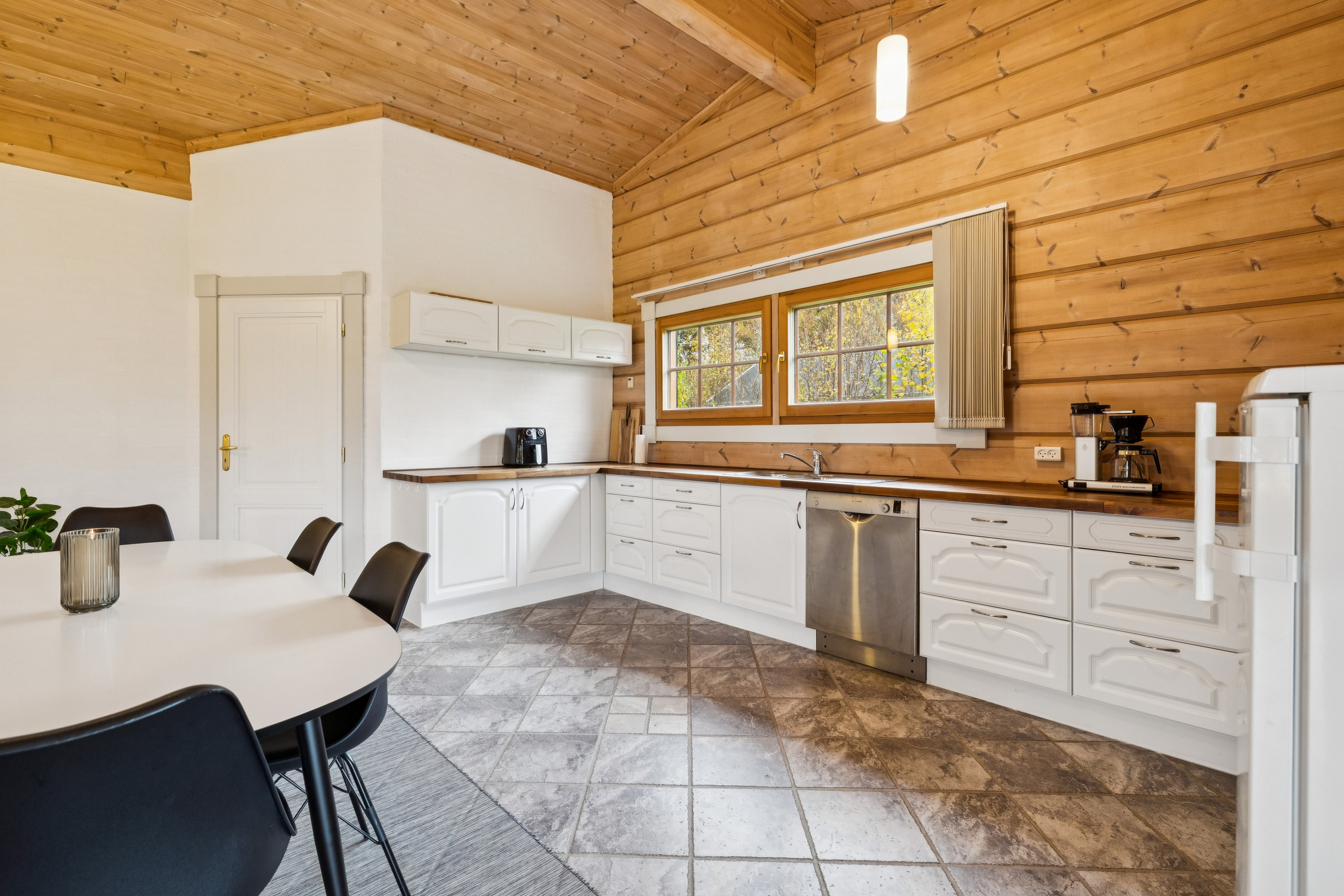 Fremhævet køkken billede i fuldskærmstilstand. Billede af Sletten 61, Odde, 9560 Hadsund