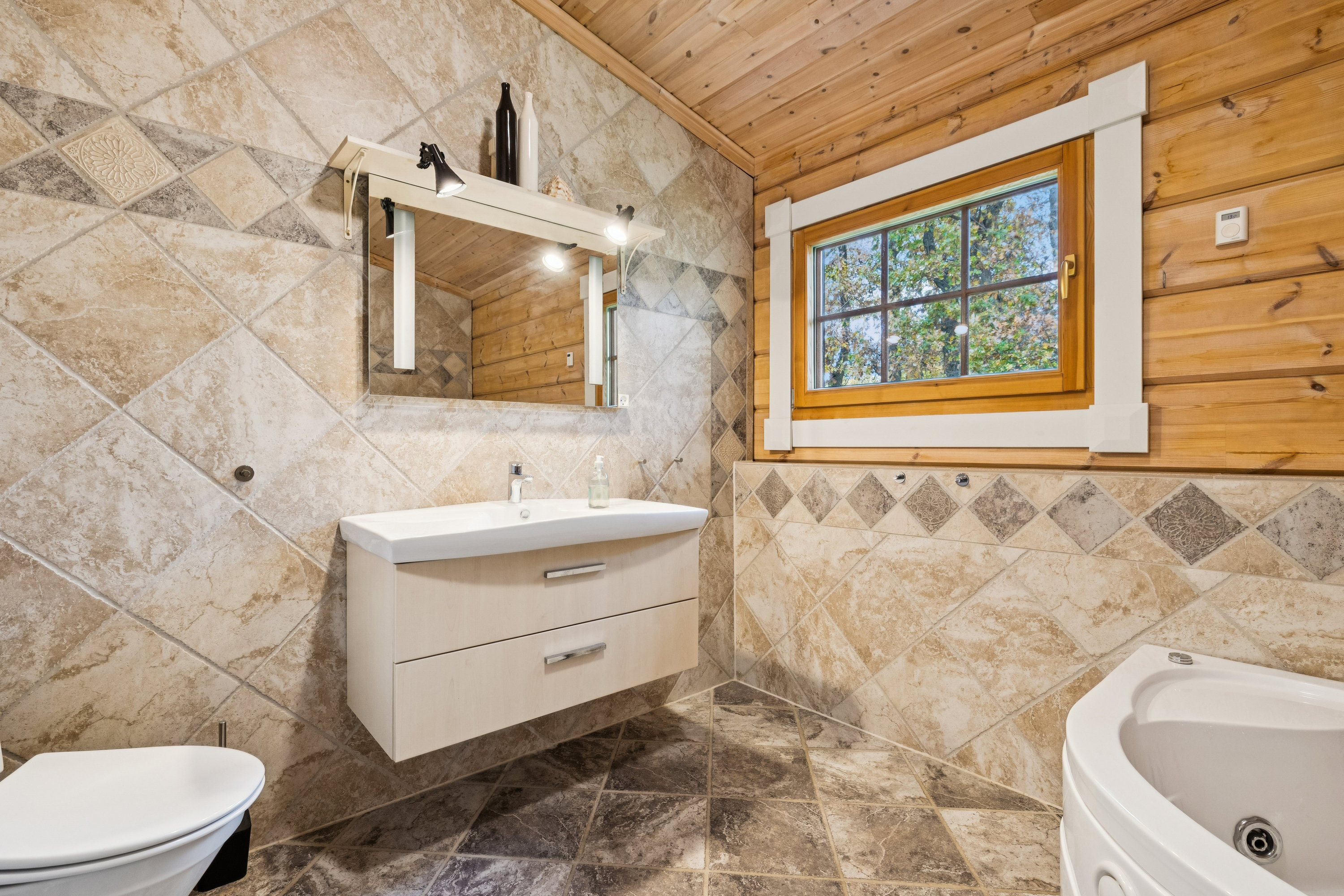 Fremhævet badeværelse billede i fuldskærmstilstand. Billede af Sletten 61, Odde, 9560 Hadsund