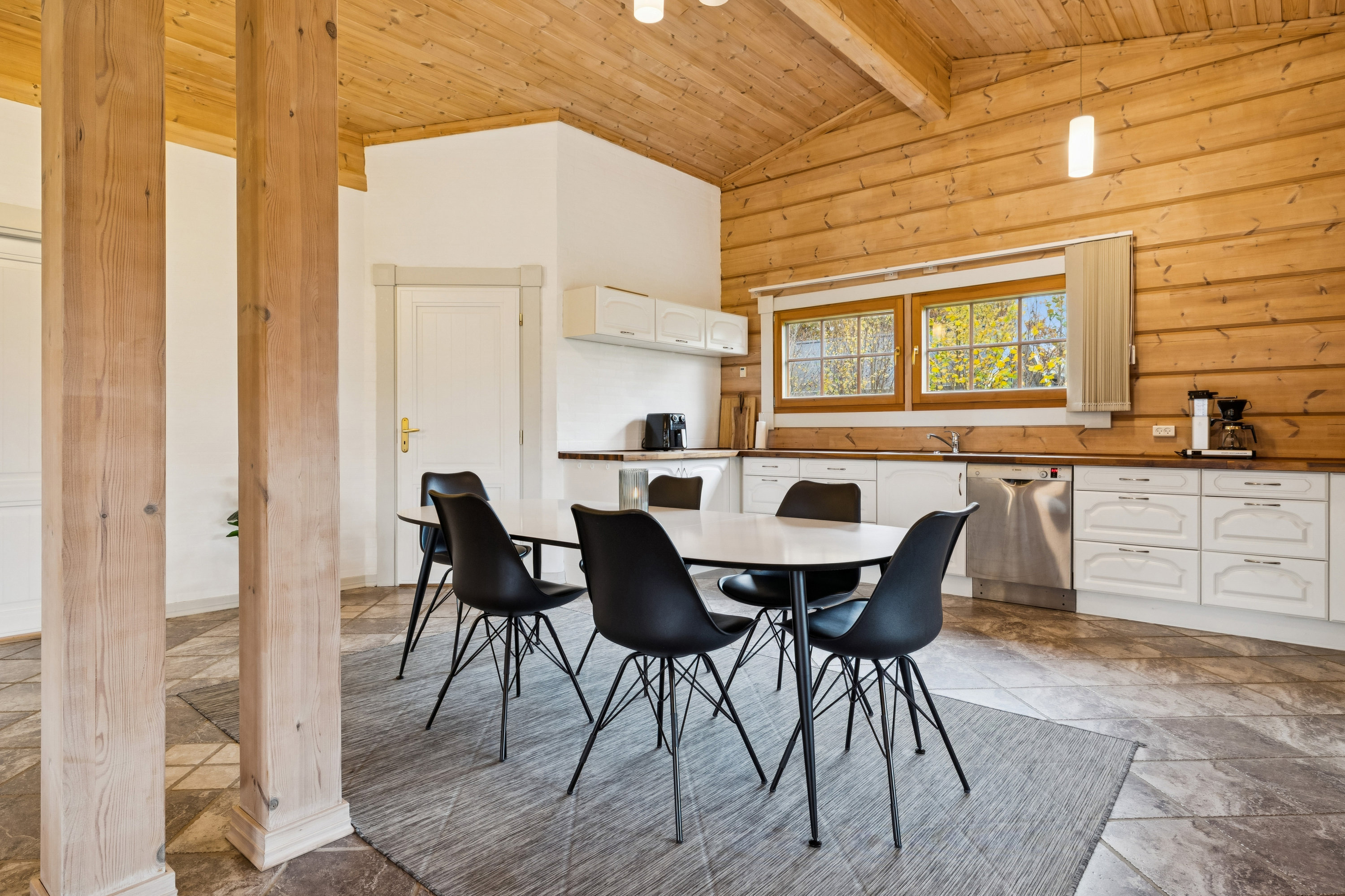 Fremhævet spisestue billede i fuldskærmstilstand. Billede af Sletten 61, Odde, 9560 Hadsund