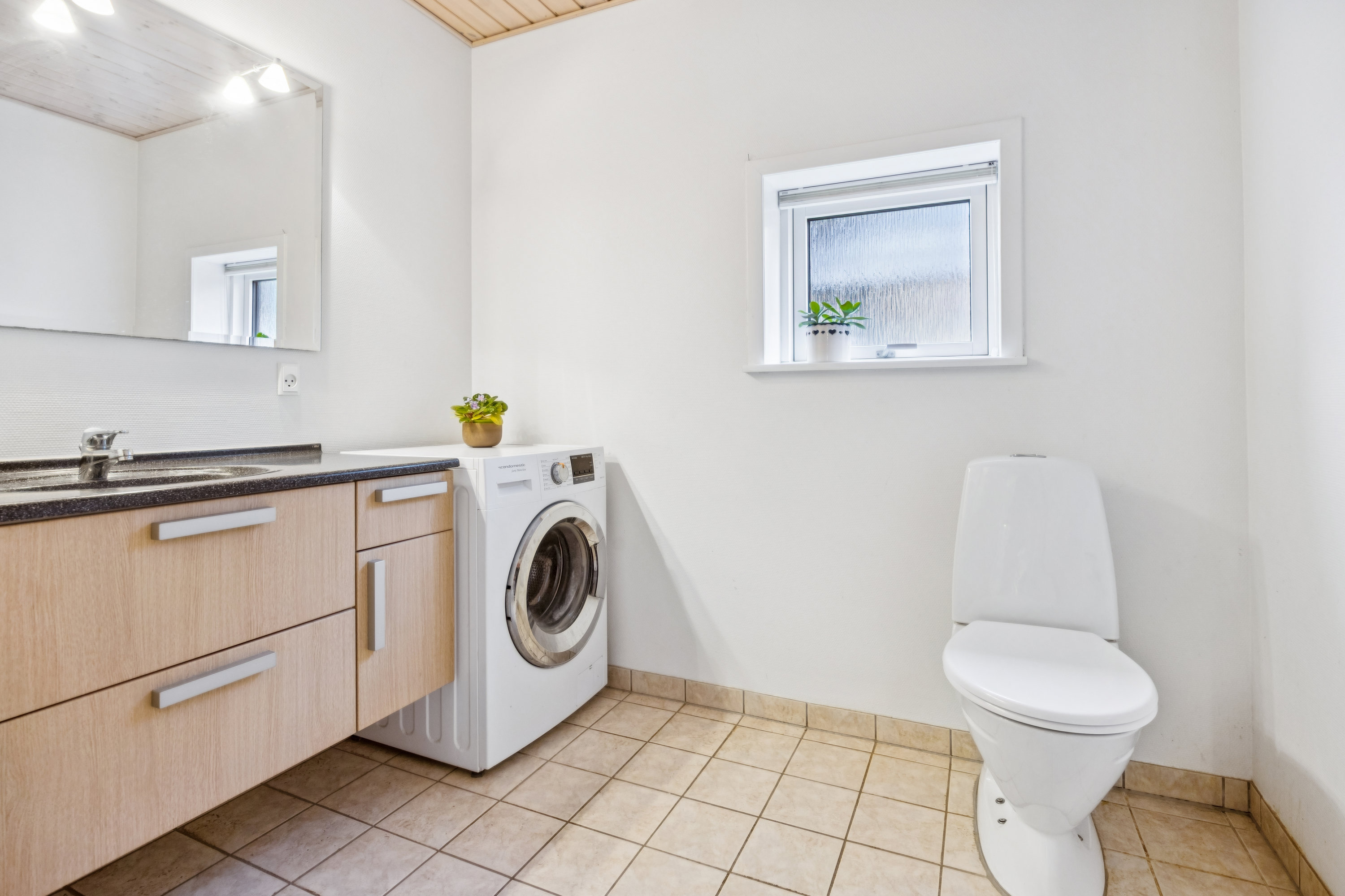 Fremhævet badeværelse billede i fuldskærmstilstand. Billede af Østergade 46, 9320 Hjallerup