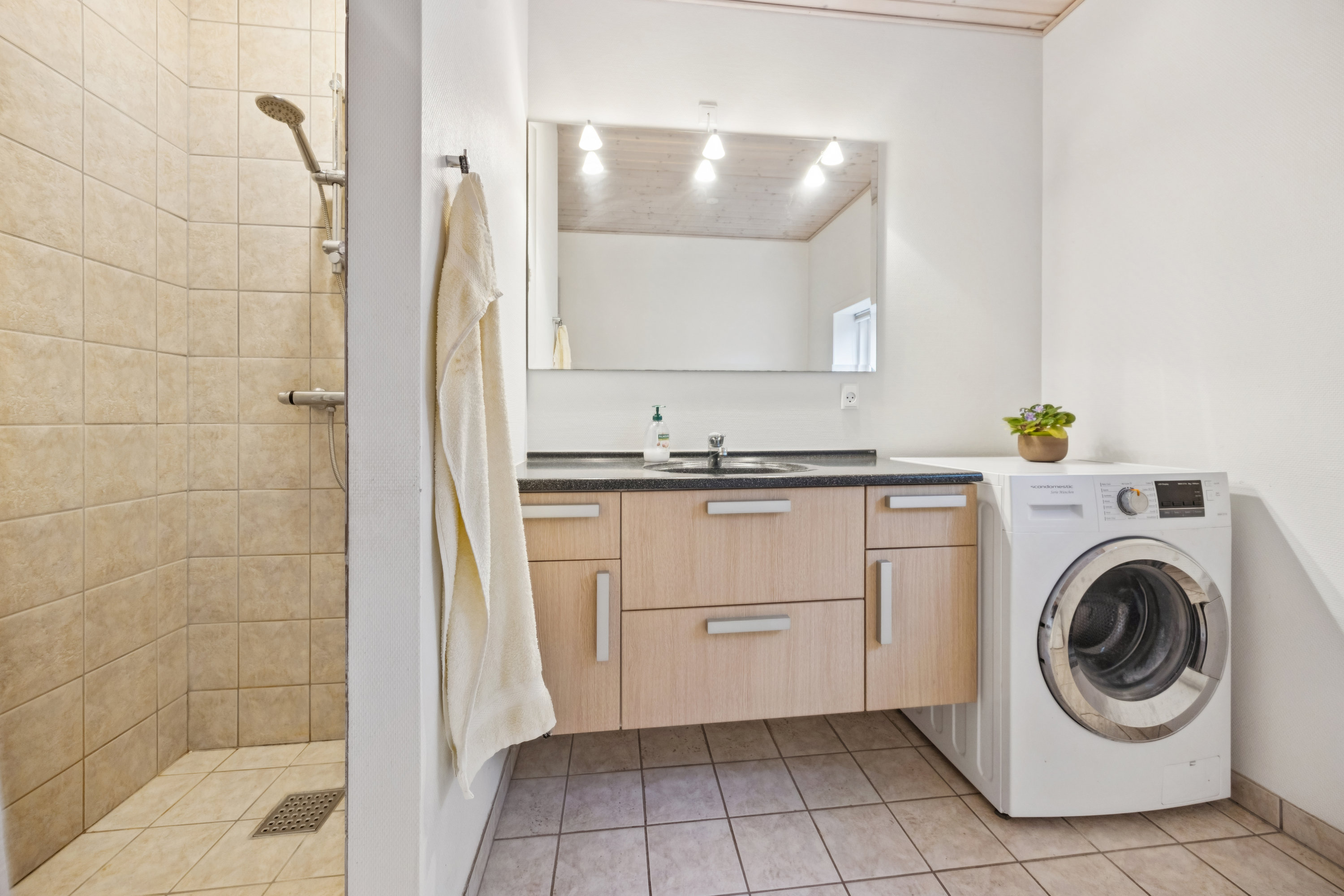 Fremhævet badeværelse billede i fuldskærmstilstand. Billede af Østergade 46, 9320 Hjallerup