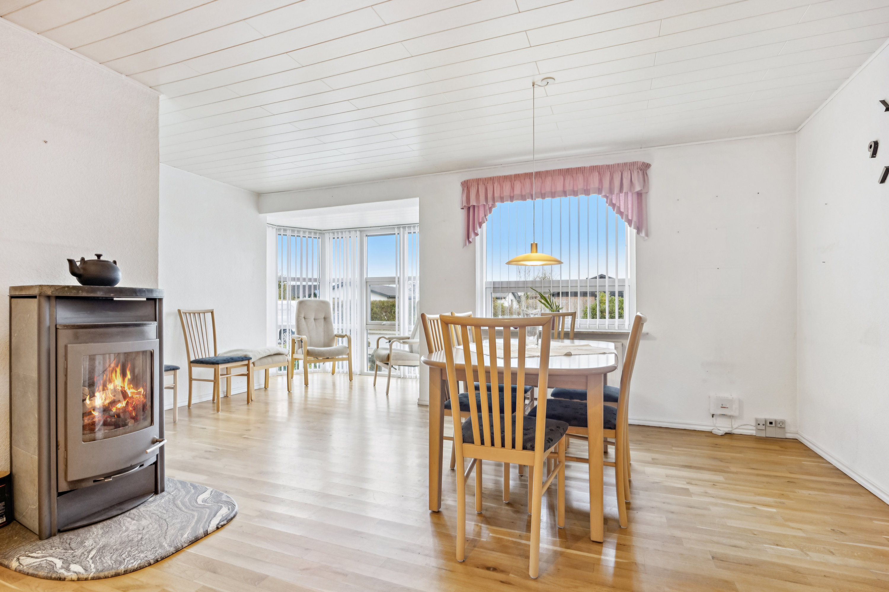 Fremhævet stue billede i fuldskærmstilstand. Billede af Løkkenvej 23, 9490 Pandrup