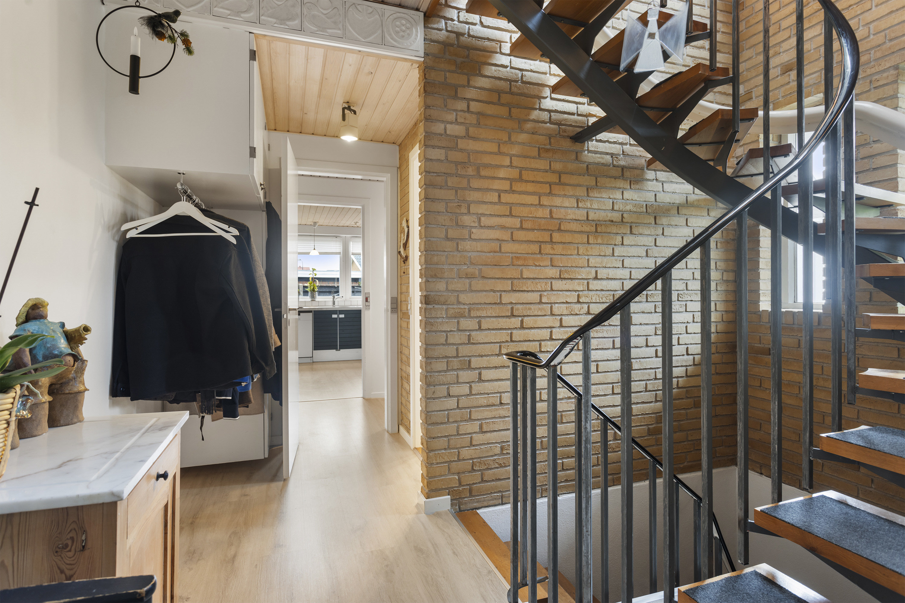 Fremhævet gang billede i fuldskærmstilstand. Billede af Uranienborgvej 18, 9900 Frederikshavn