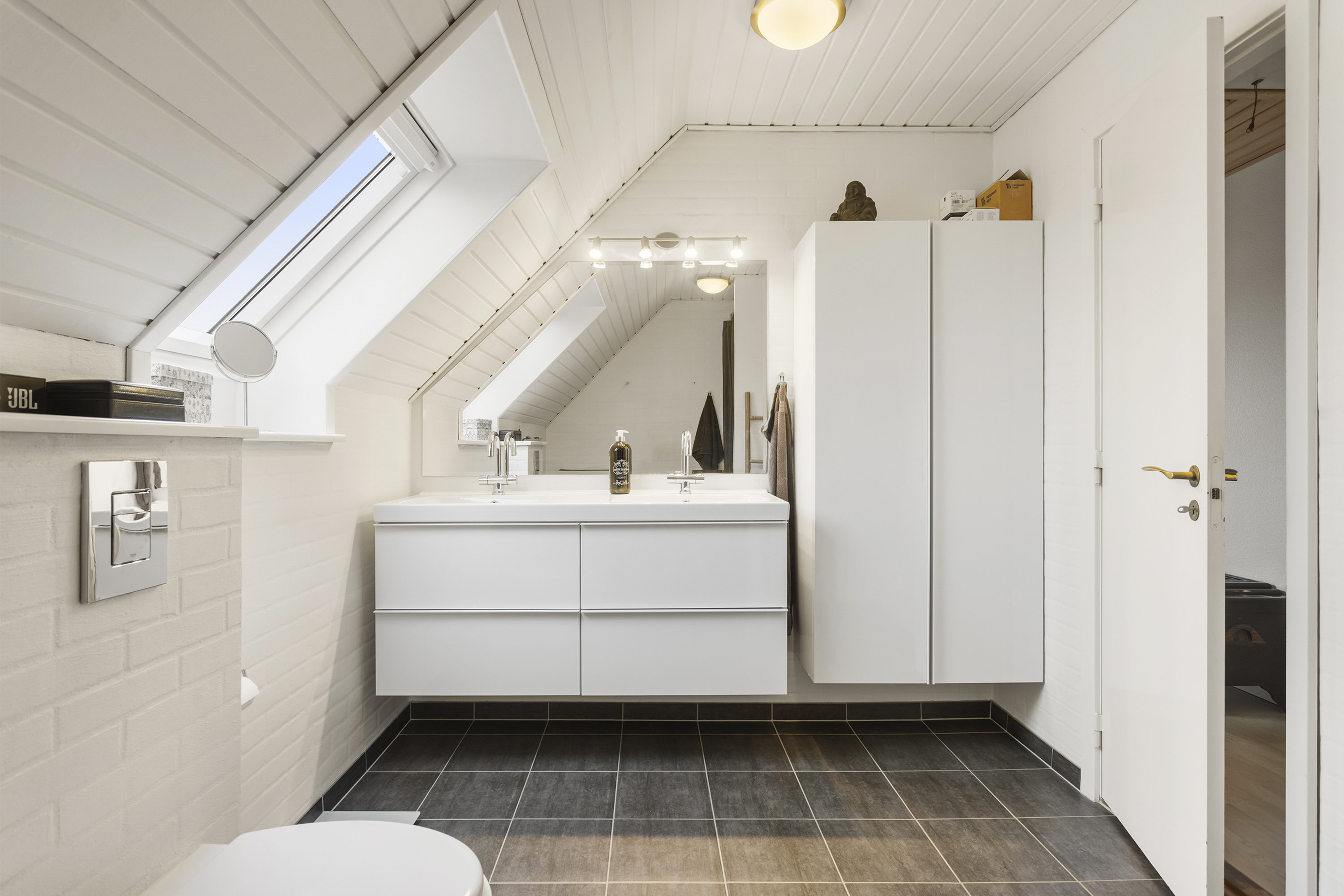 Fremhævet badeværelse billede i fuldskærmstilstand. Billede af Uranienborgvej 18, 9900 Frederikshavn