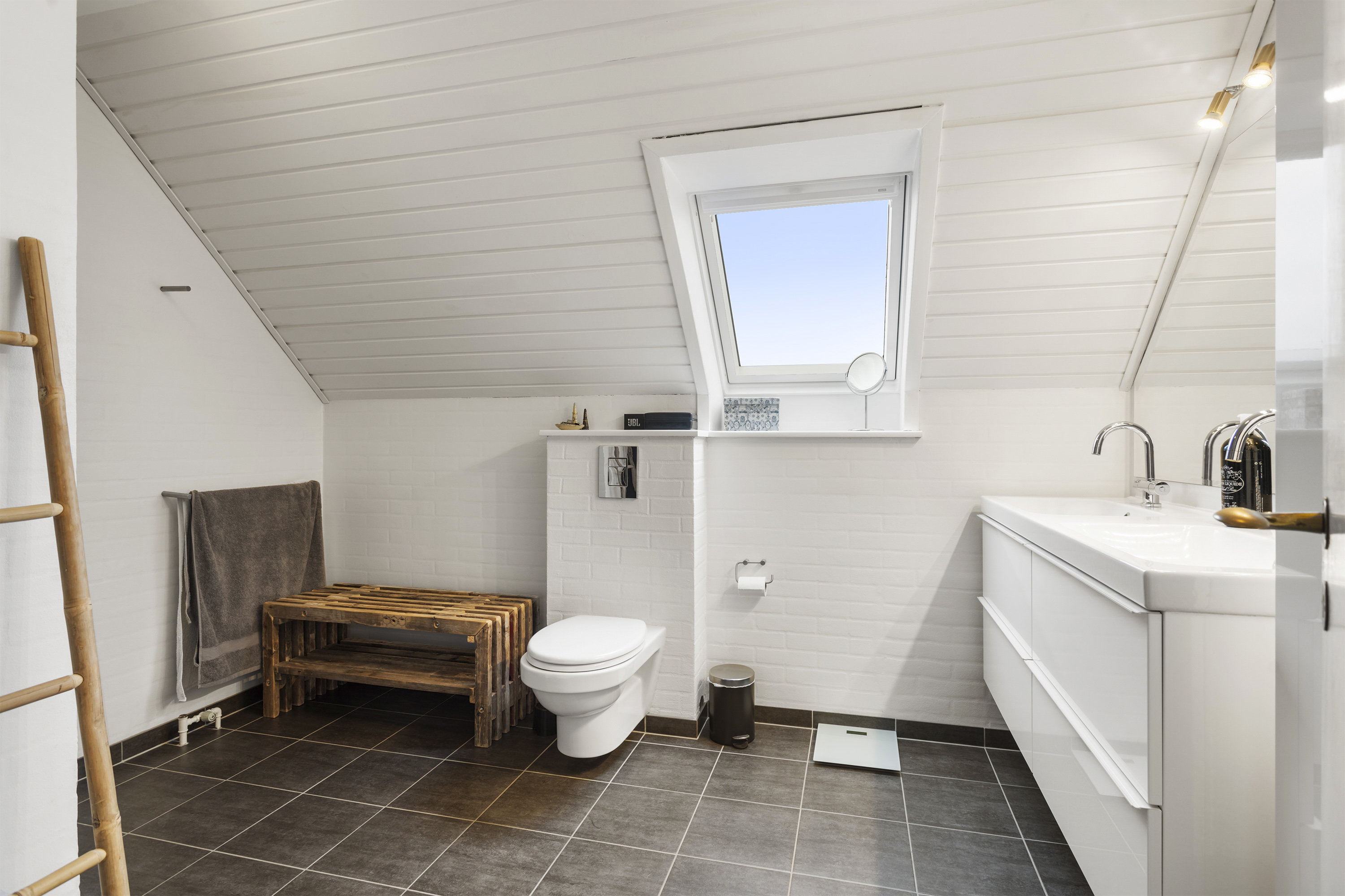 Fremhævet badeværelse billede i fuldskærmstilstand. Billede af Uranienborgvej 18, 9900 Frederikshavn