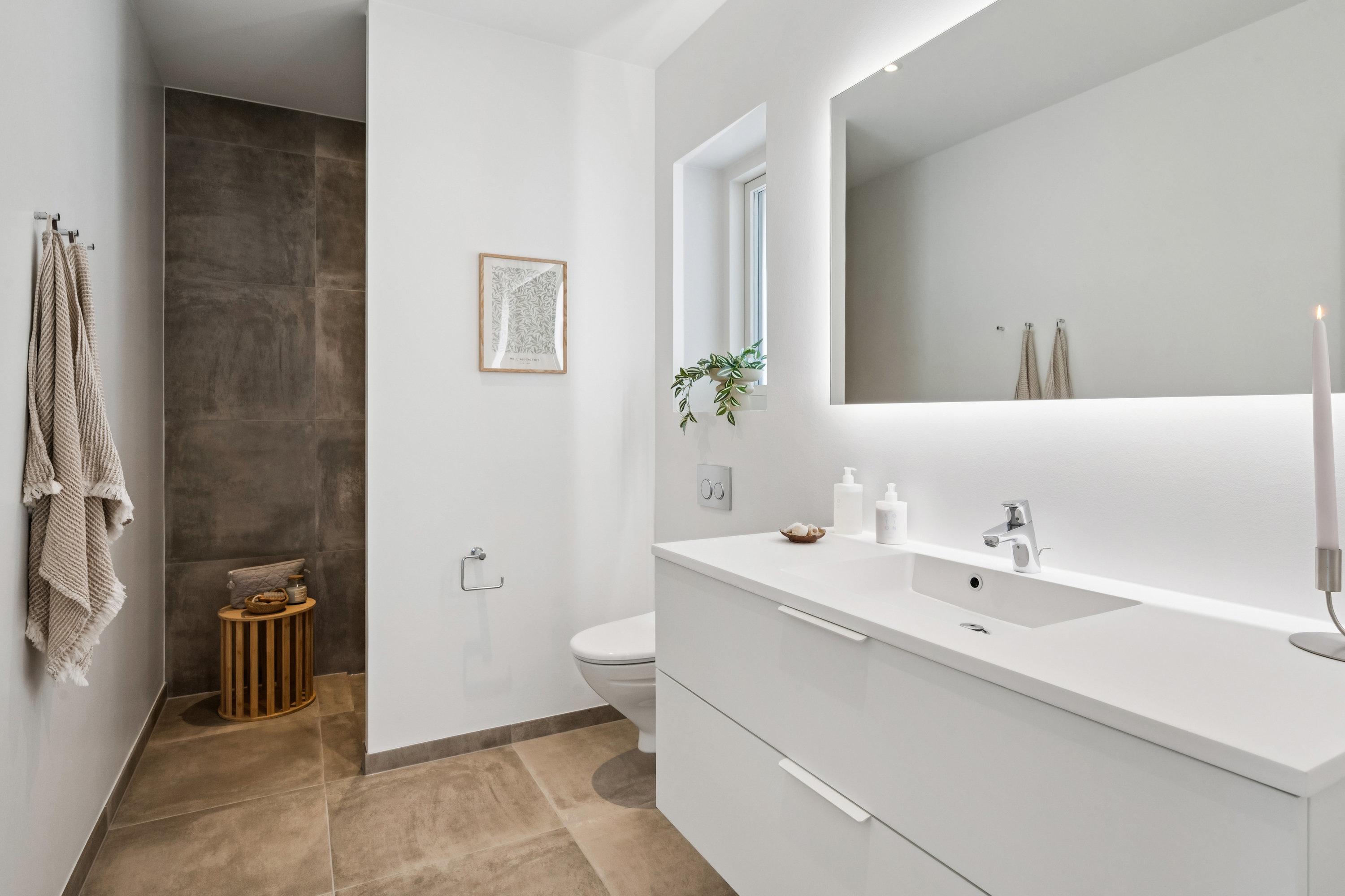 Fremhævet badeværelse billede i fuldskærmstilstand. Billede af Holmebakken 2, 8382 Hinnerup